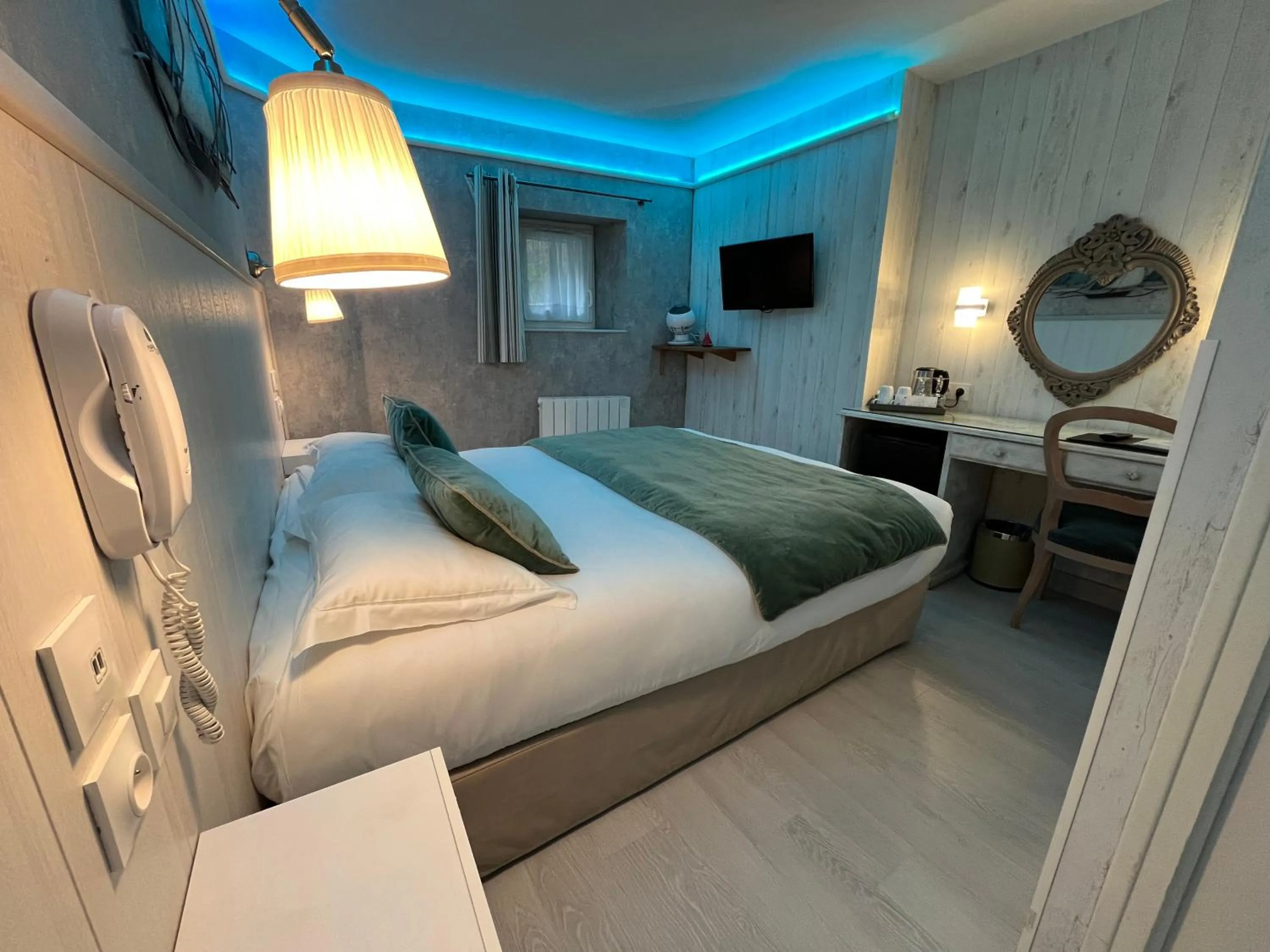 Photo of the whole room, Bed in Hotel des Abers