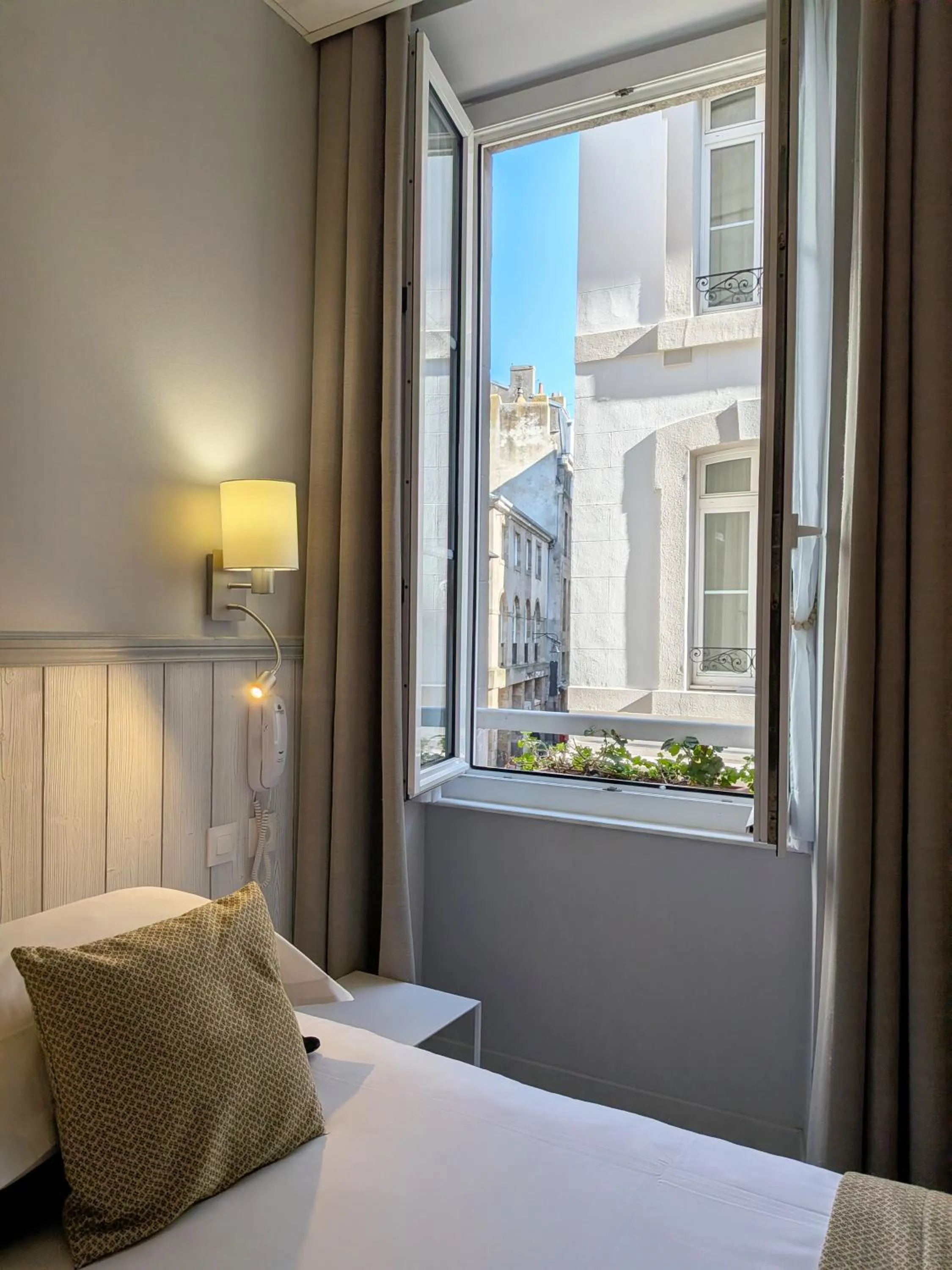 City view, Bed in Hotel des Abers