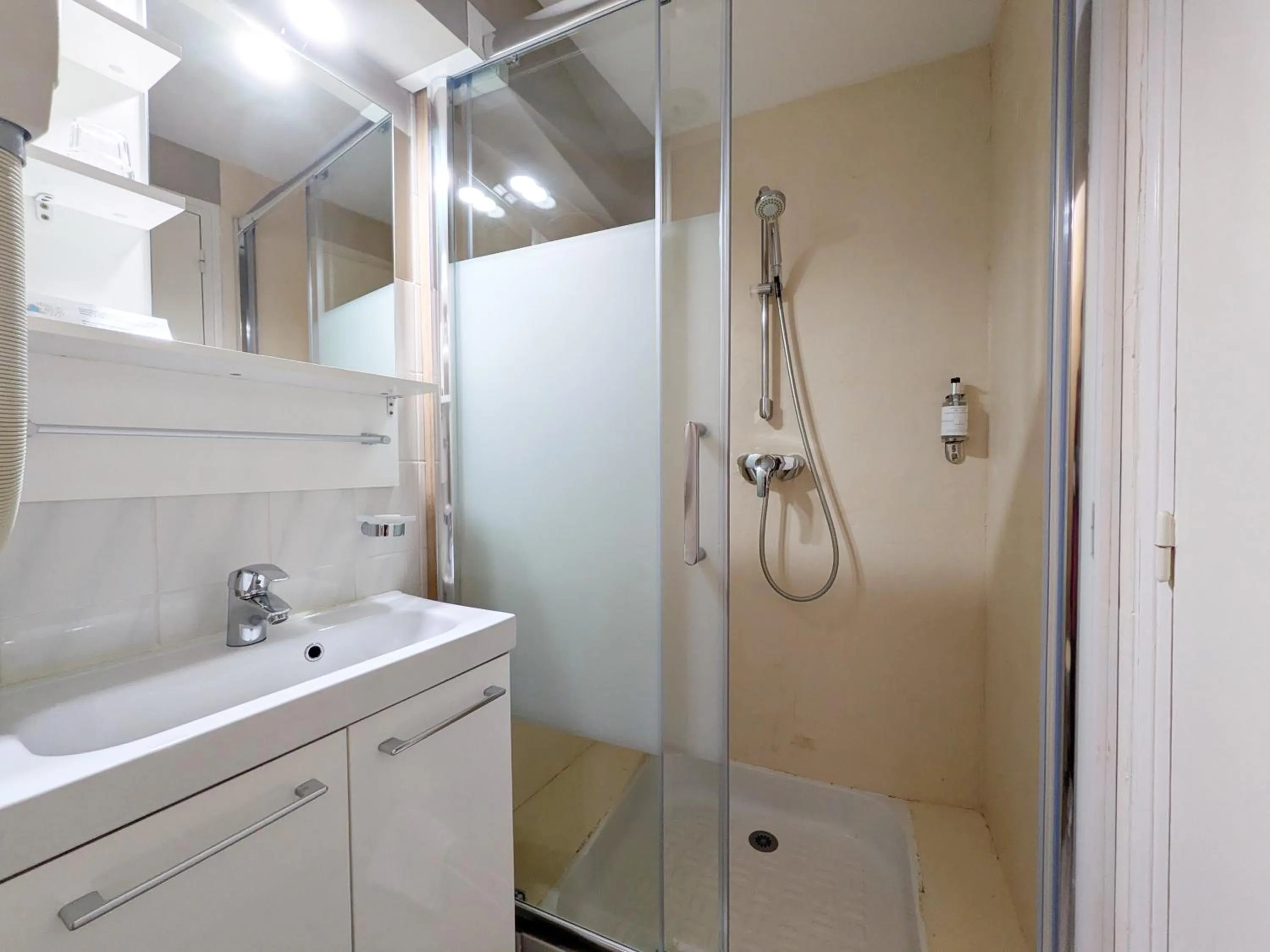 Bathroom in Hotel des Abers