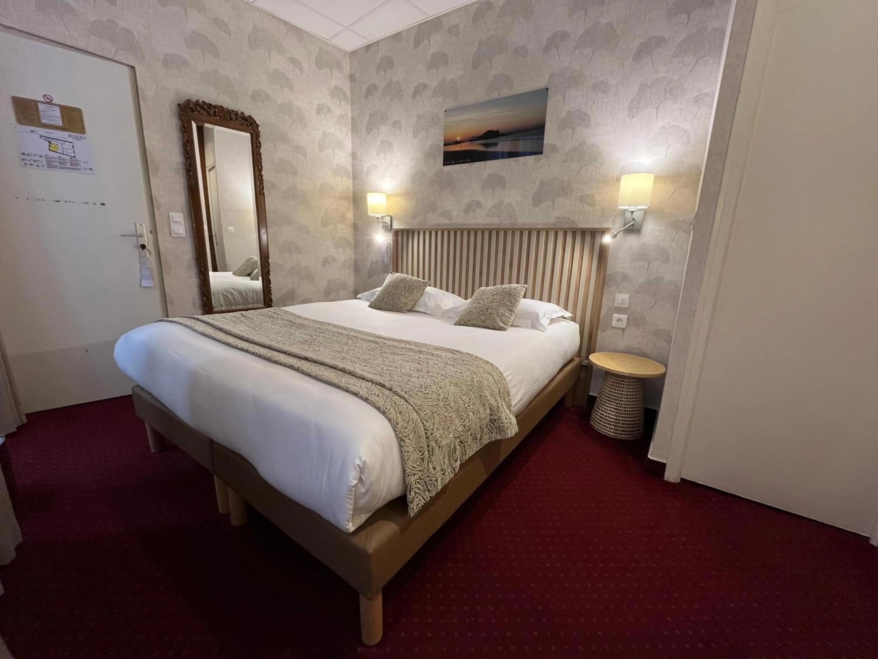 Photo of the whole room, Bed in Hotel des Abers