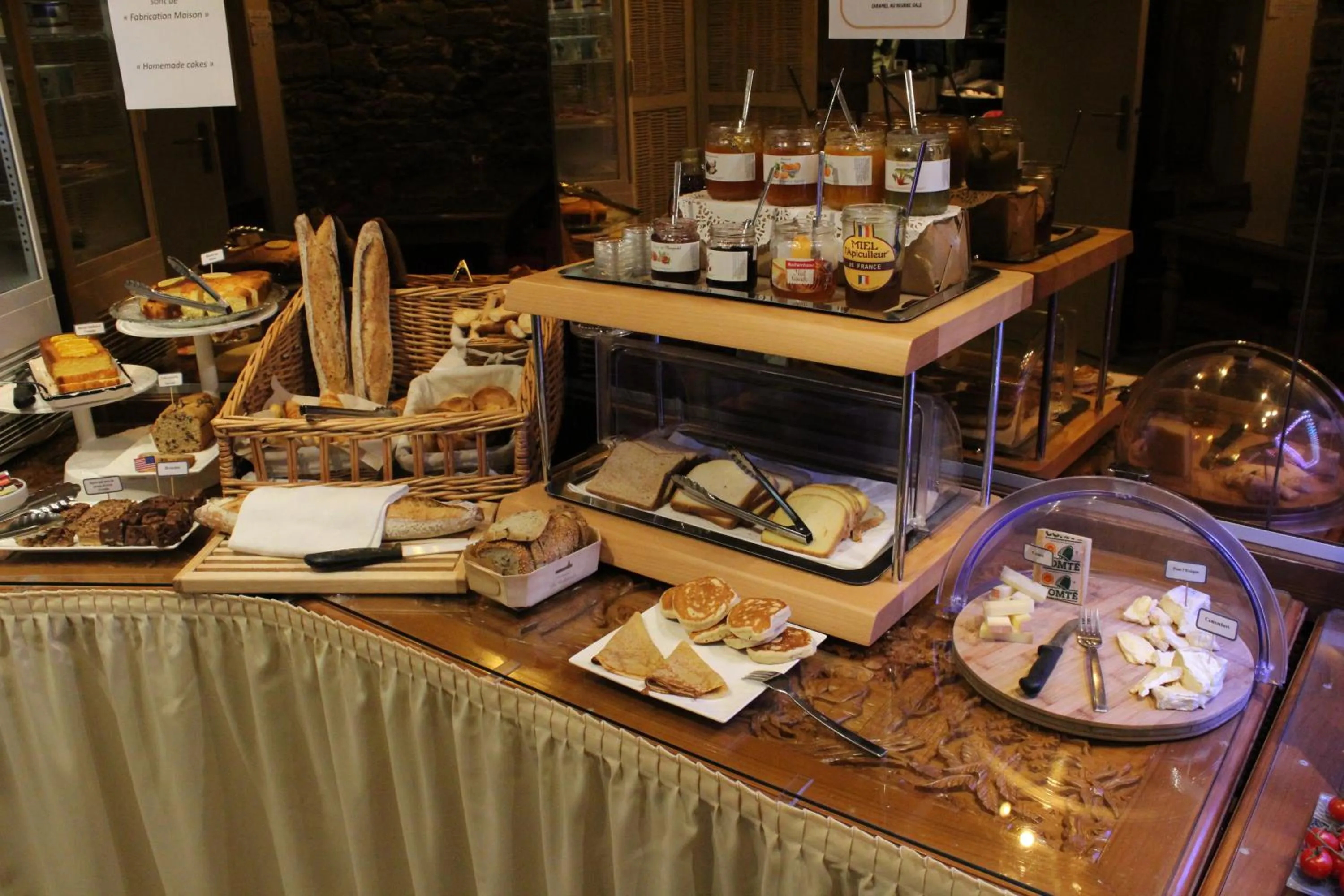 Buffet breakfast in Hotel des Abers