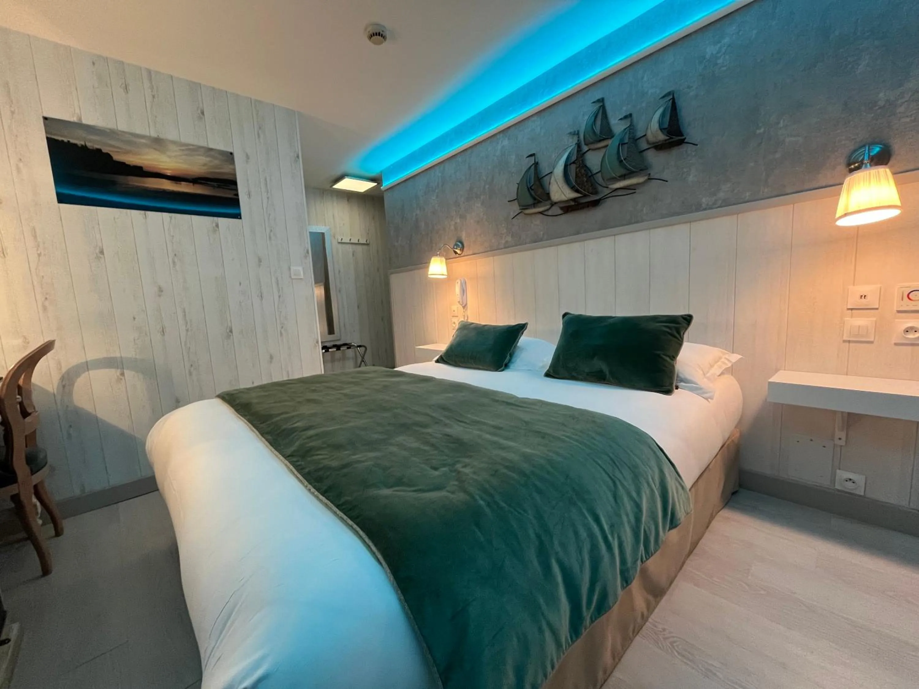 Photo of the whole room, Bed in Hotel des Abers