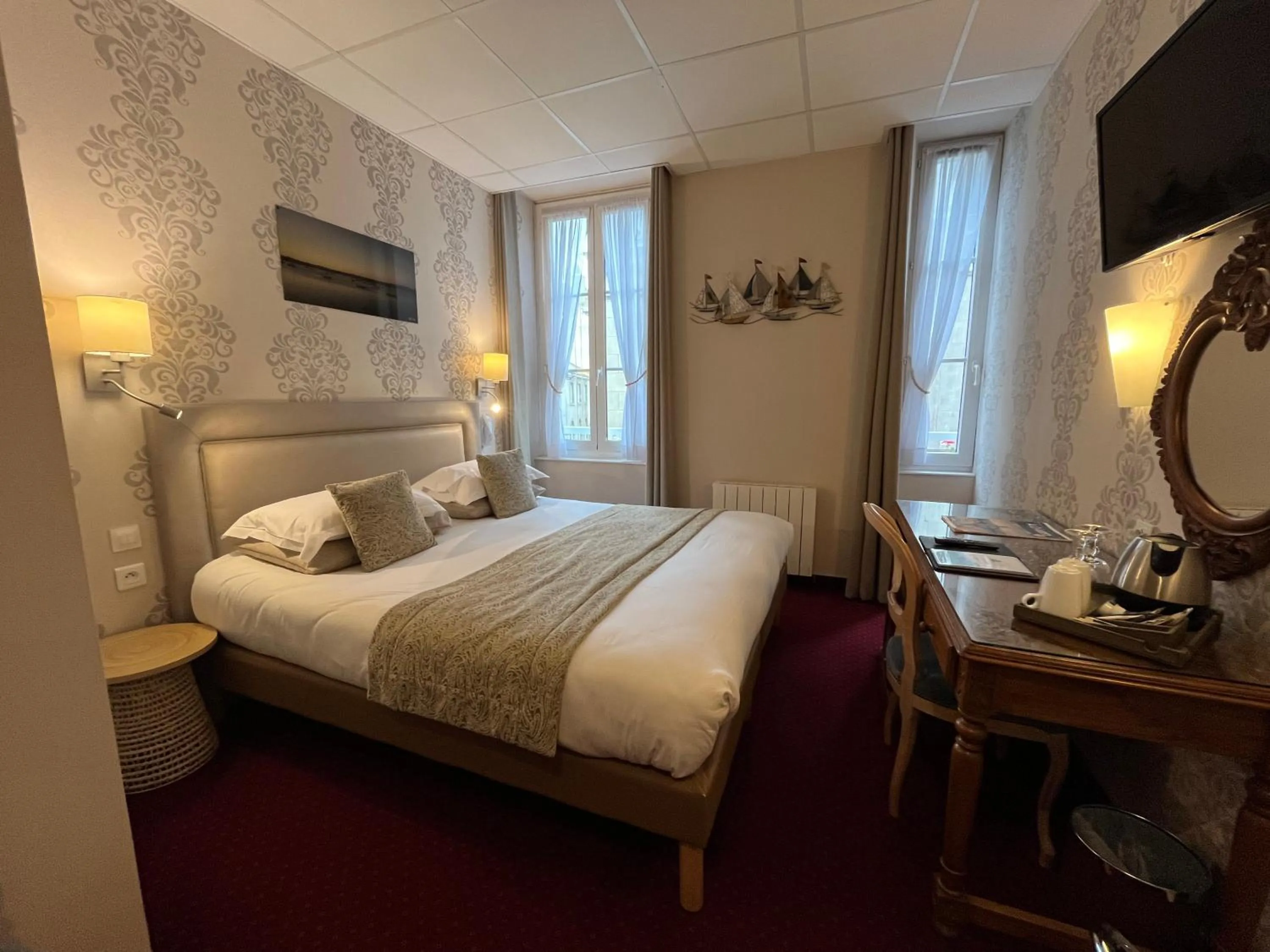 Photo of the whole room, Bed in Hotel des Abers