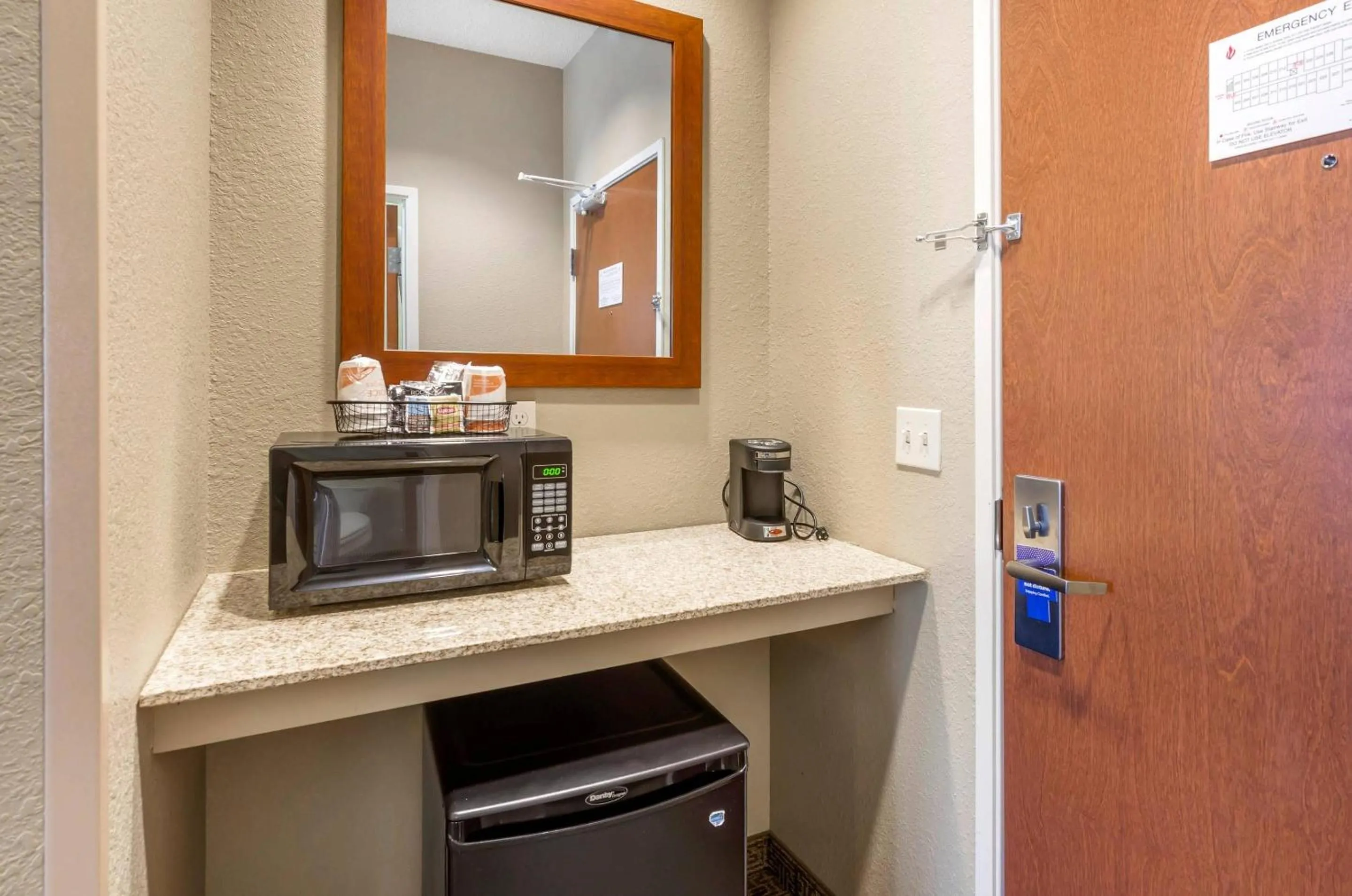 Bedroom in Comfort Inn & Suites Lynchburg Airport - University Area