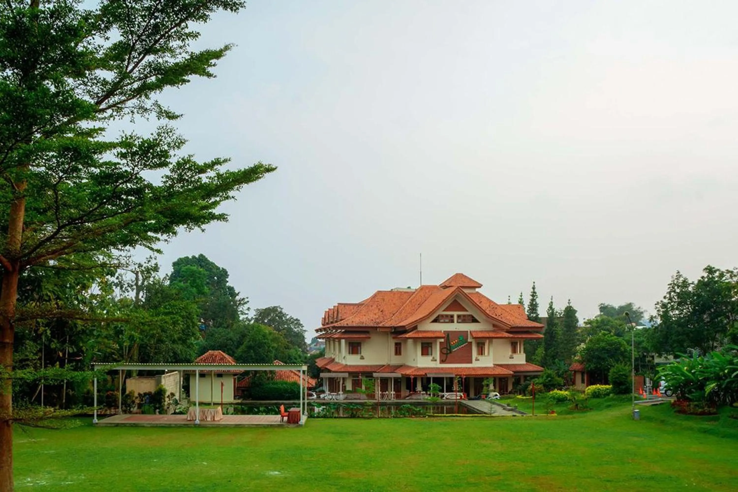 Property building in Ahadiat Hotel & Bungalow
