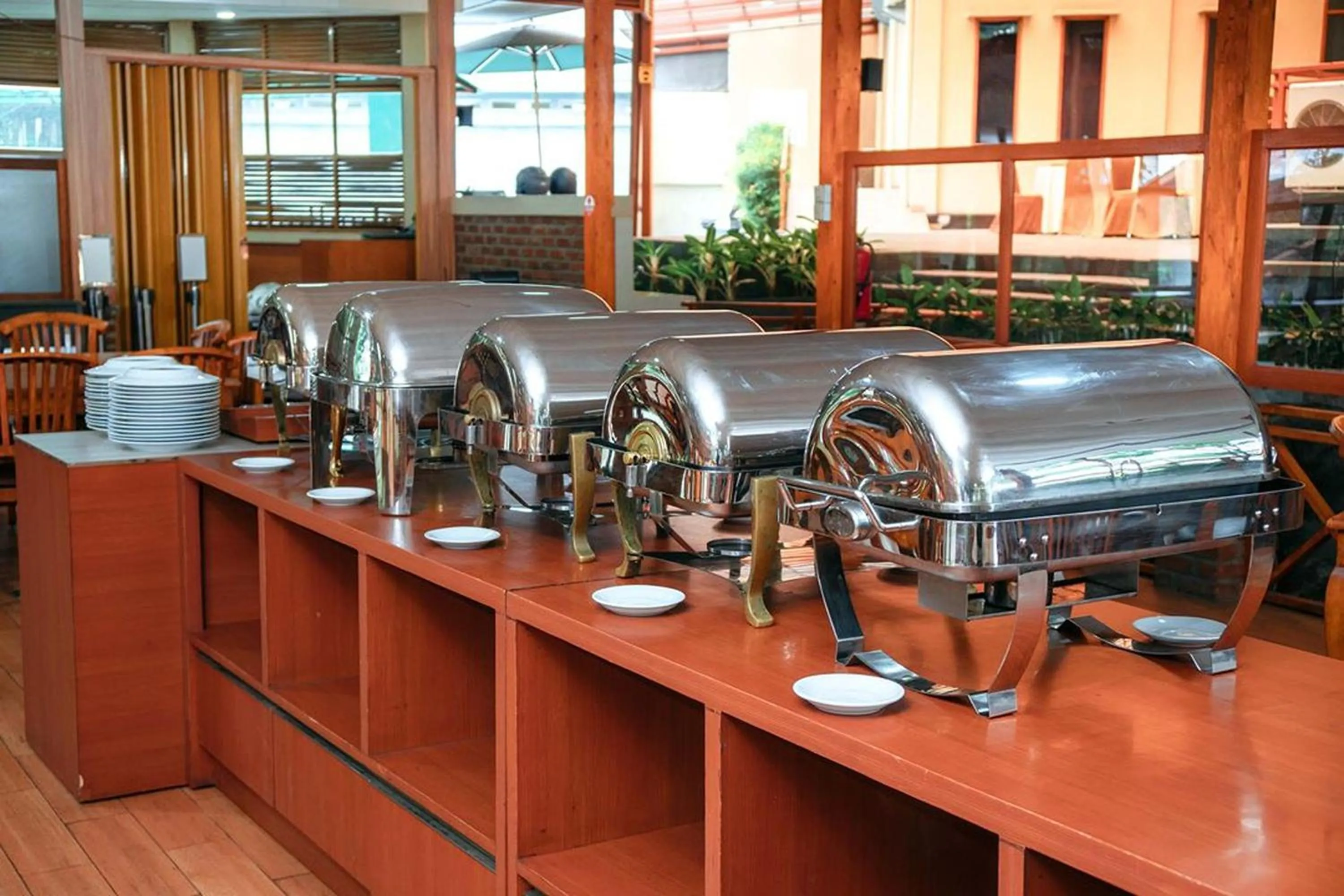 Restaurant/places to eat in Ahadiat Hotel & Bungalow