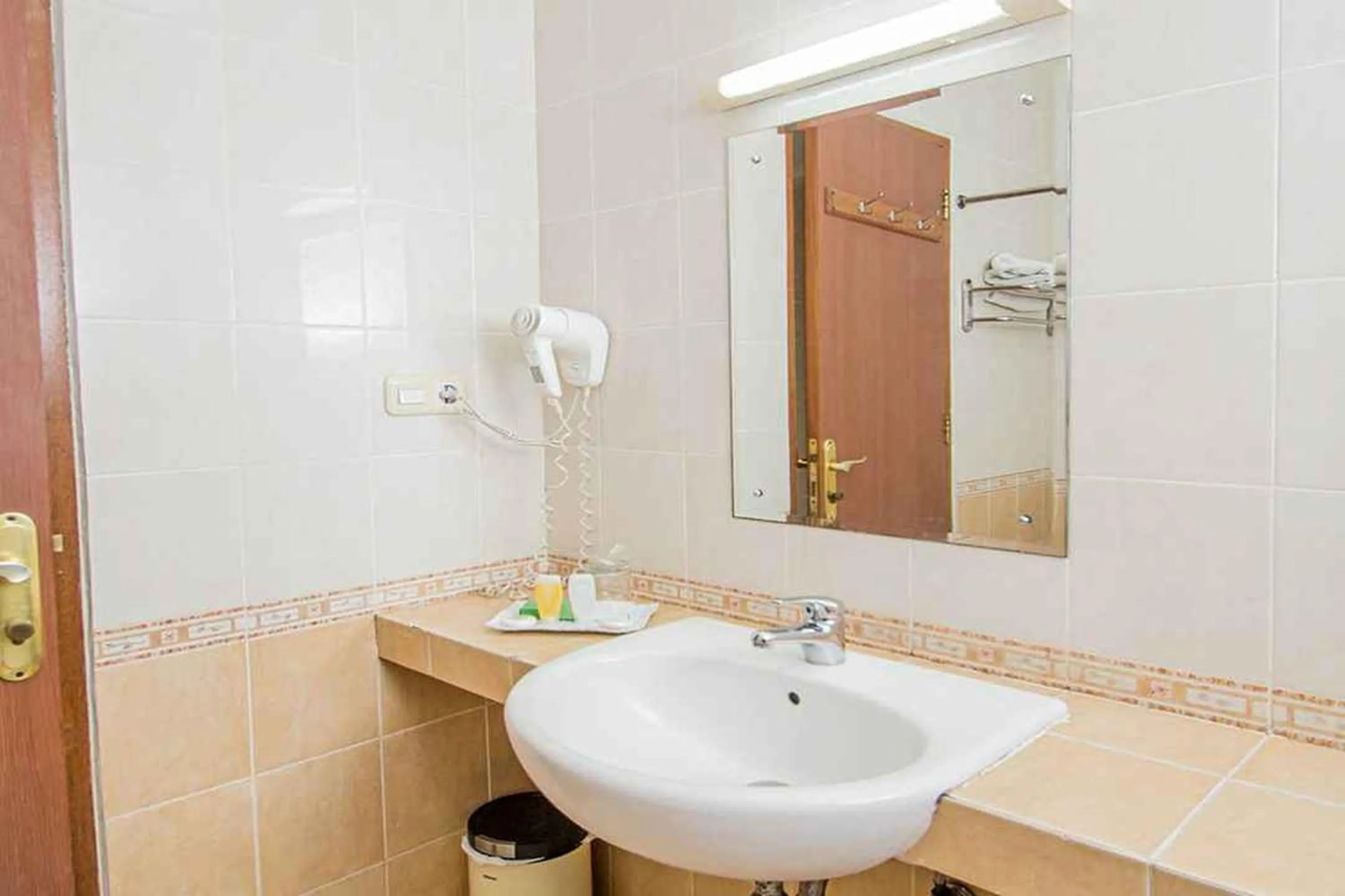 Bathroom in Ahadiat Hotel & Bungalow