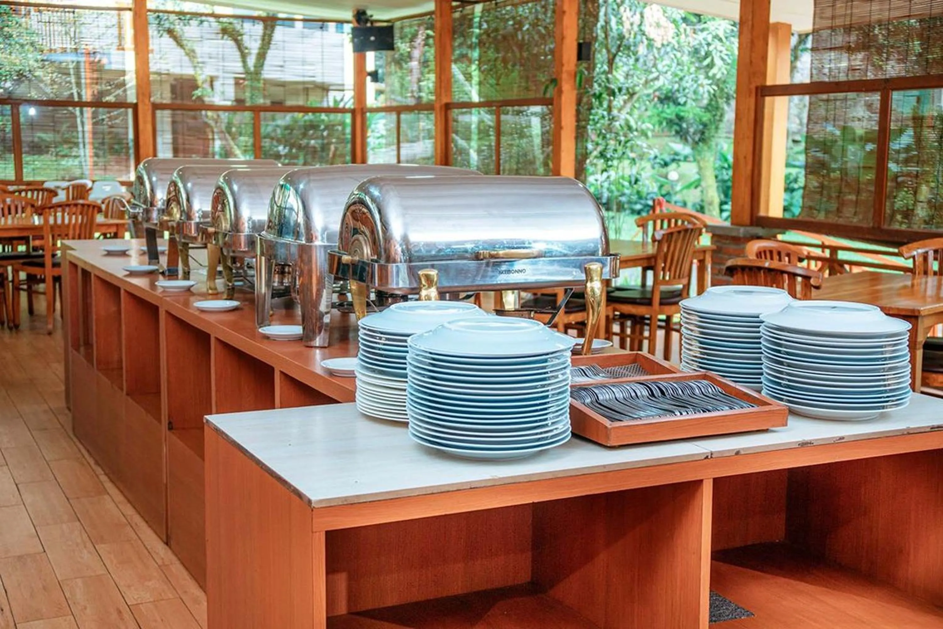 Restaurant/places to eat in Ahadiat Hotel & Bungalow