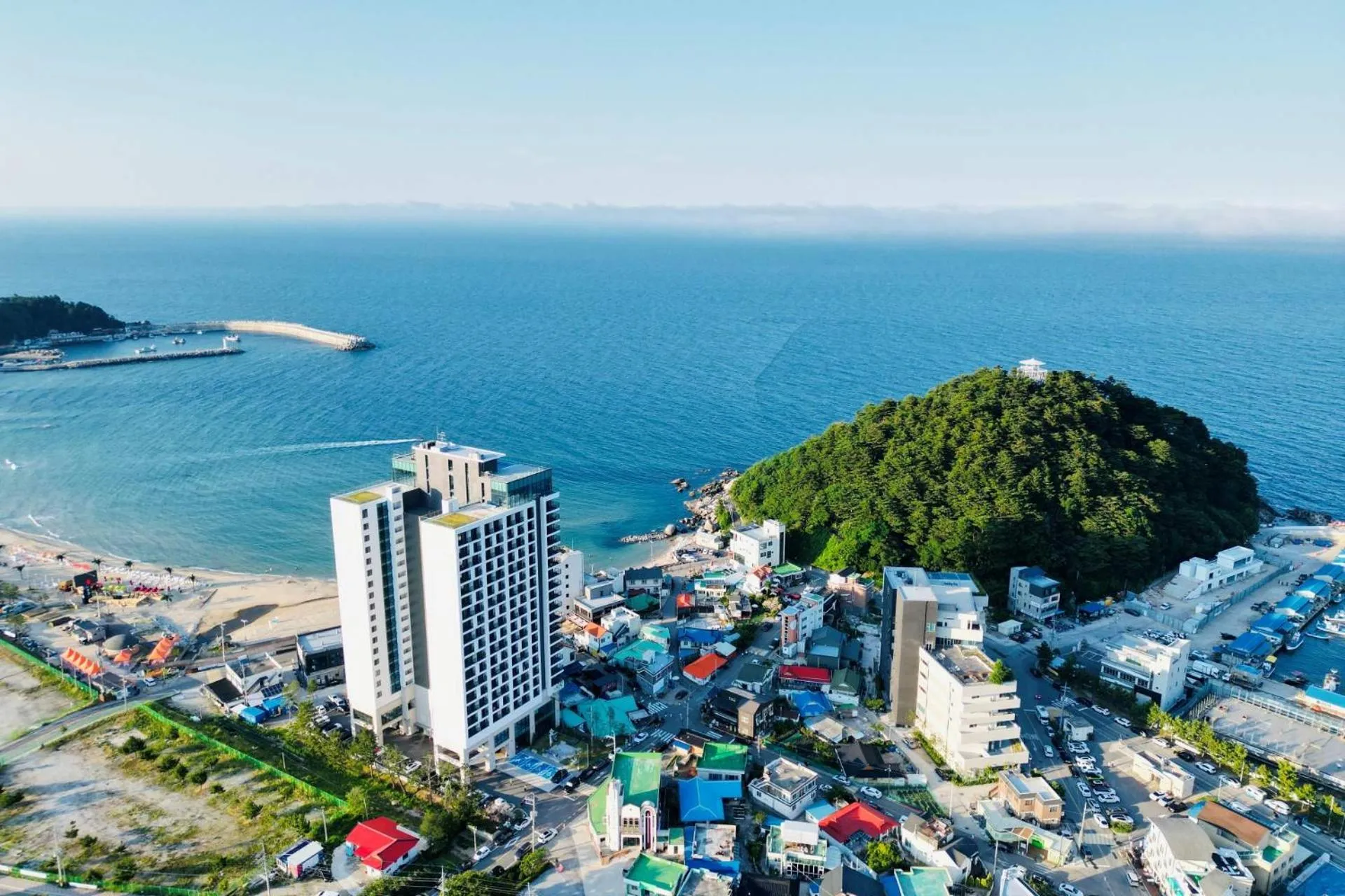 Facade/entrance in The Ocean by Owners hotel Yangyang