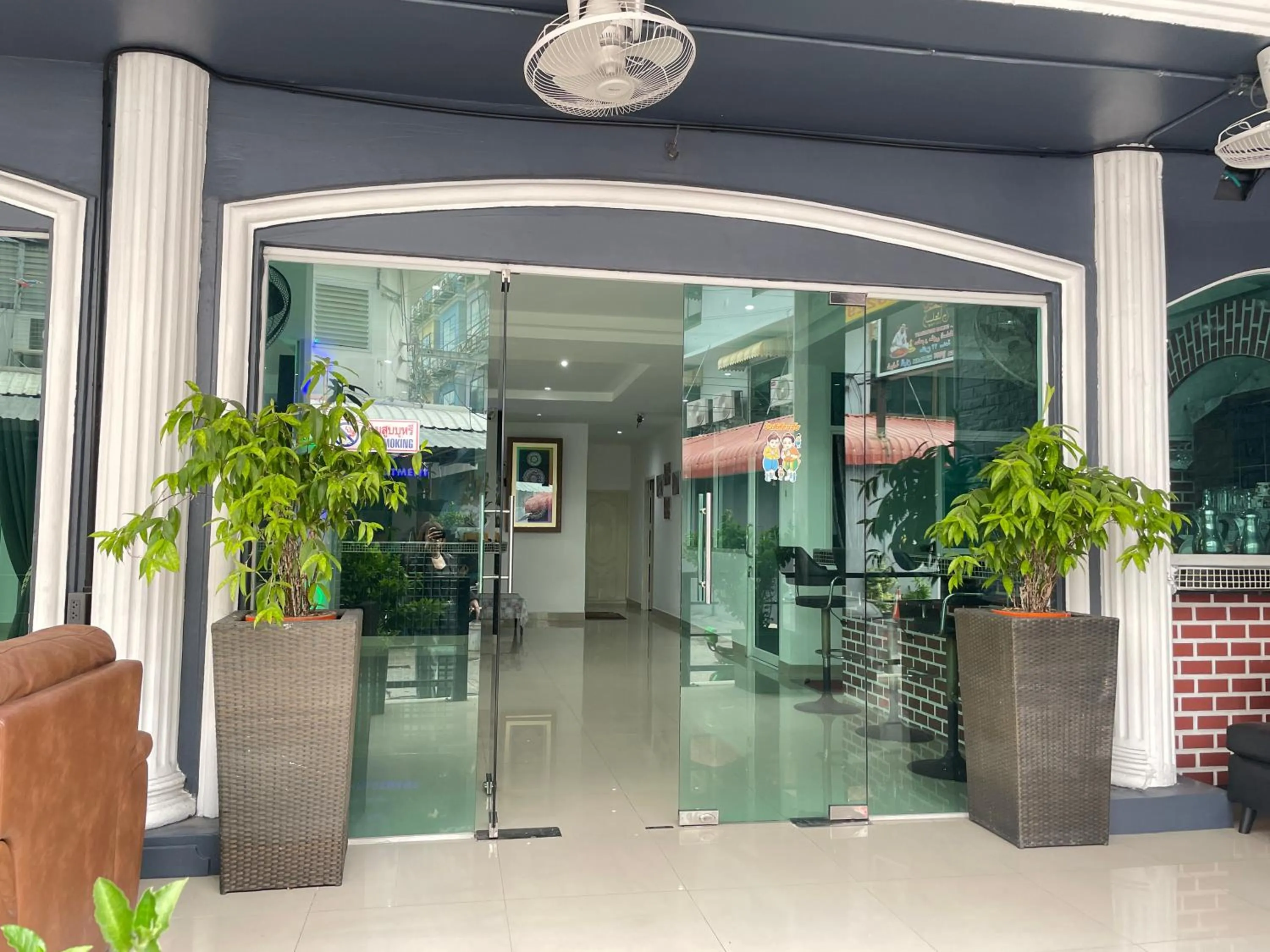 Facade/entrance in W-9 Hotel