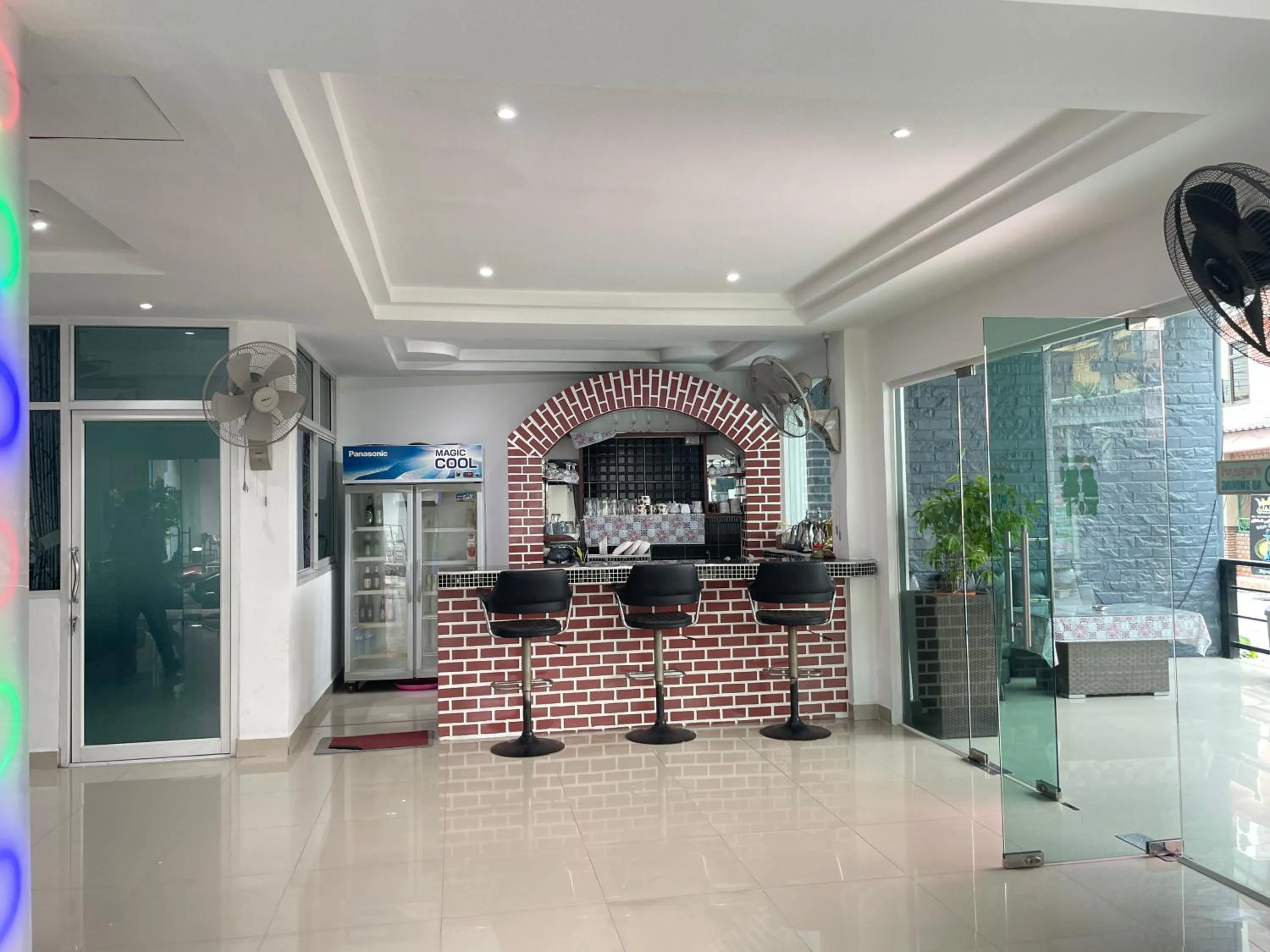 Restaurant/places to eat in W-9 Hotel