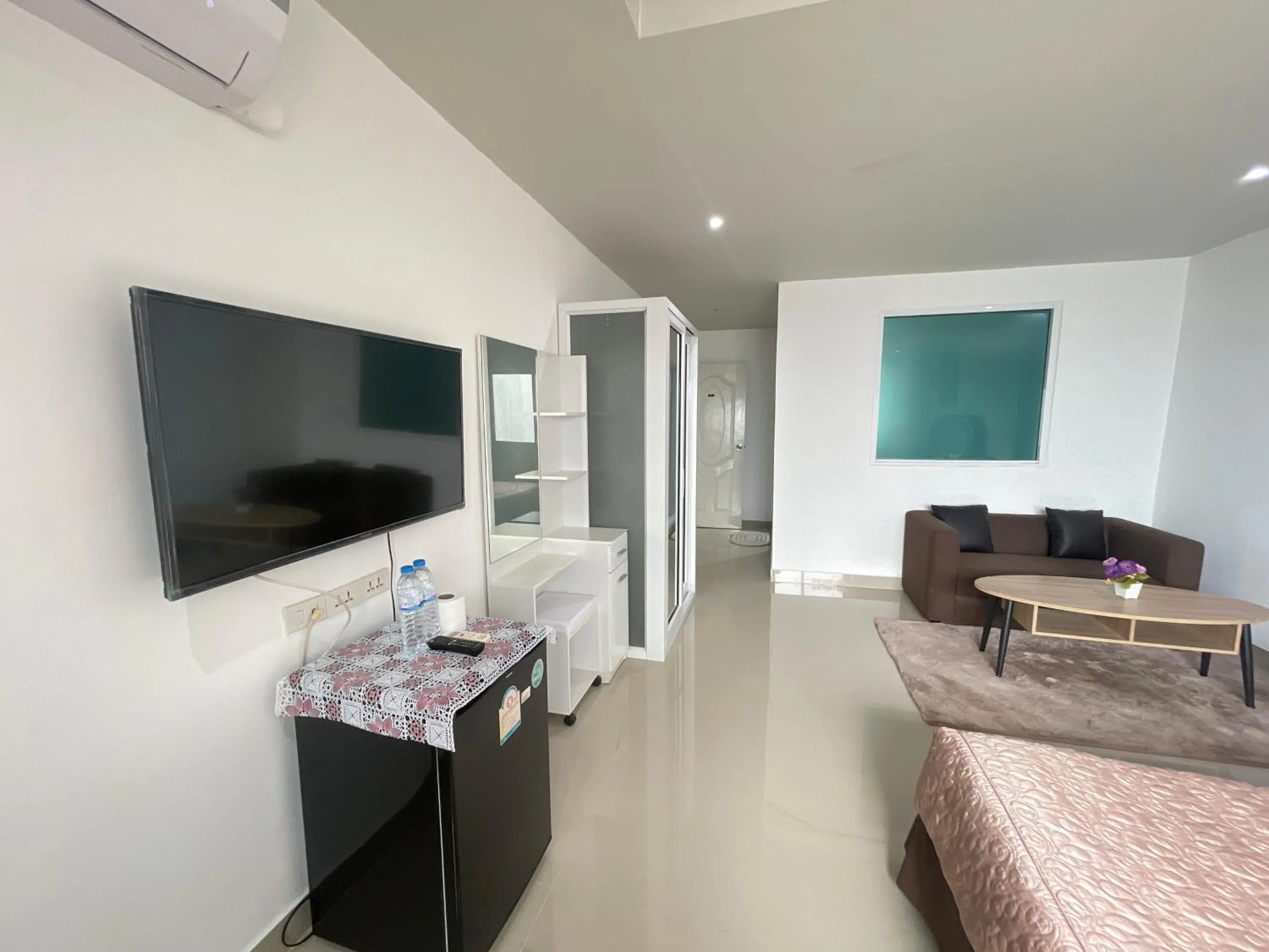 Photo of the whole room in W-9 Hotel