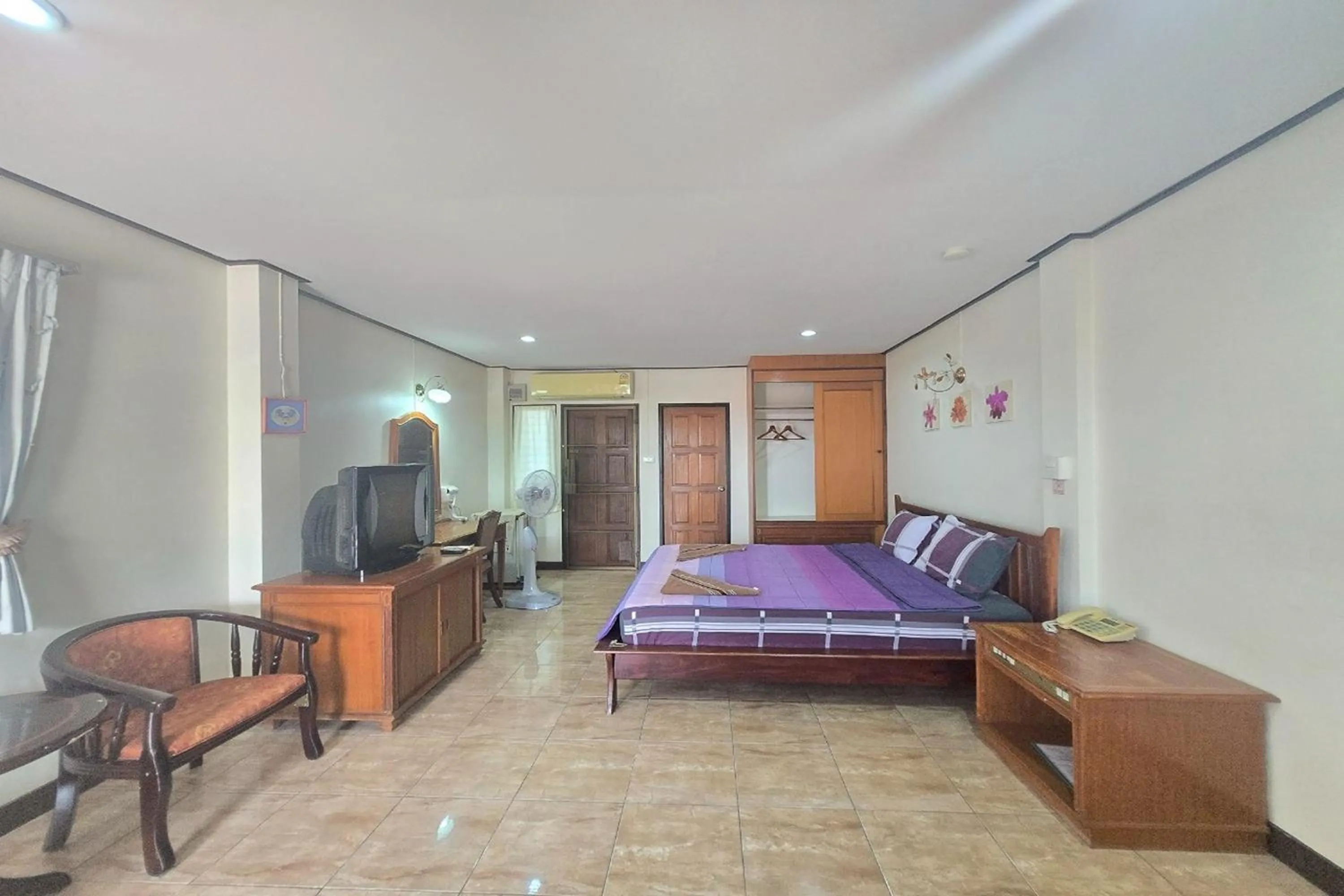 Photo of the whole room, Bed in Phaiboon Hotel & Resort