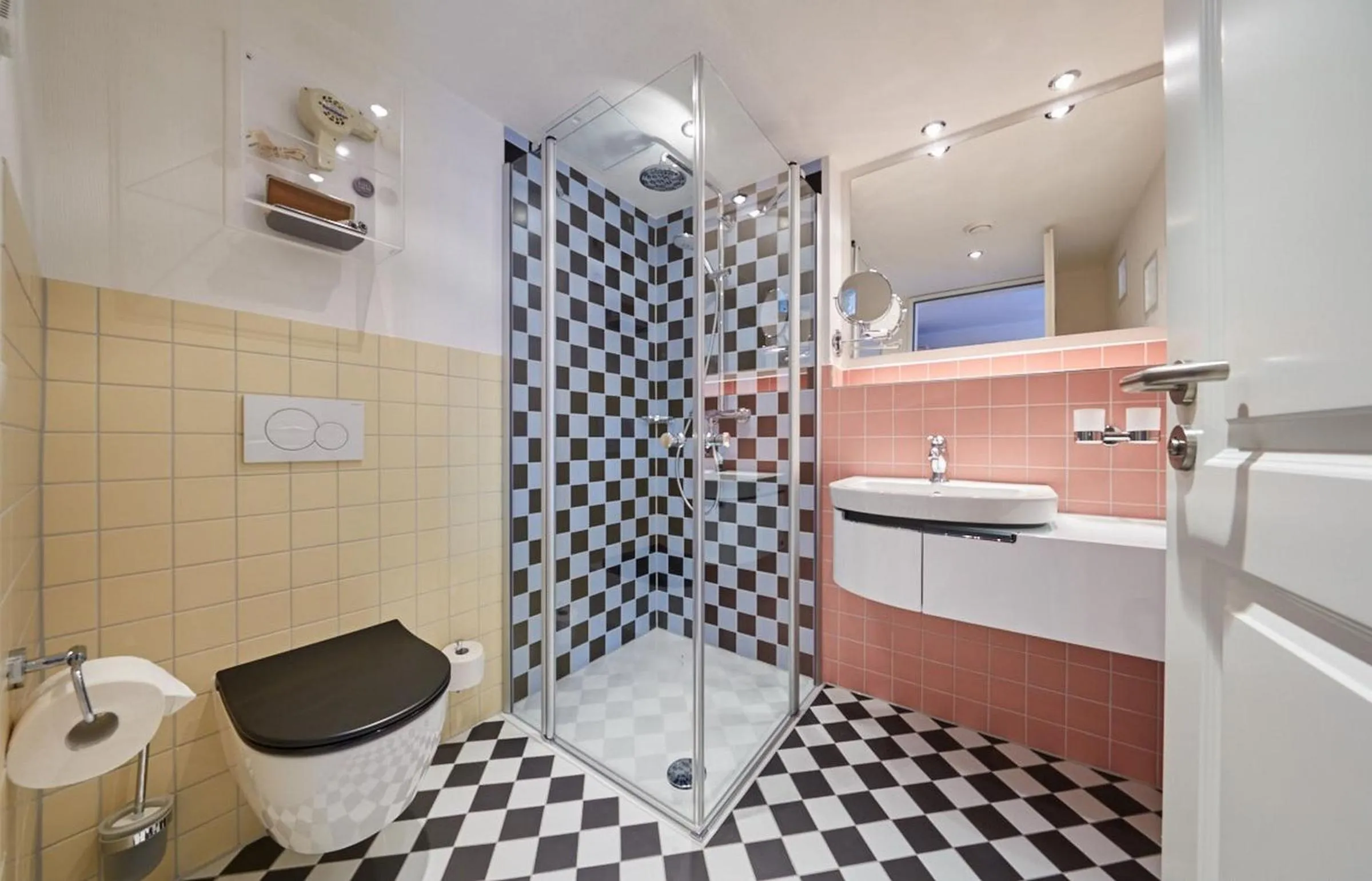 Toilet in Bernstein Hotel "50`s Seaside Motel"