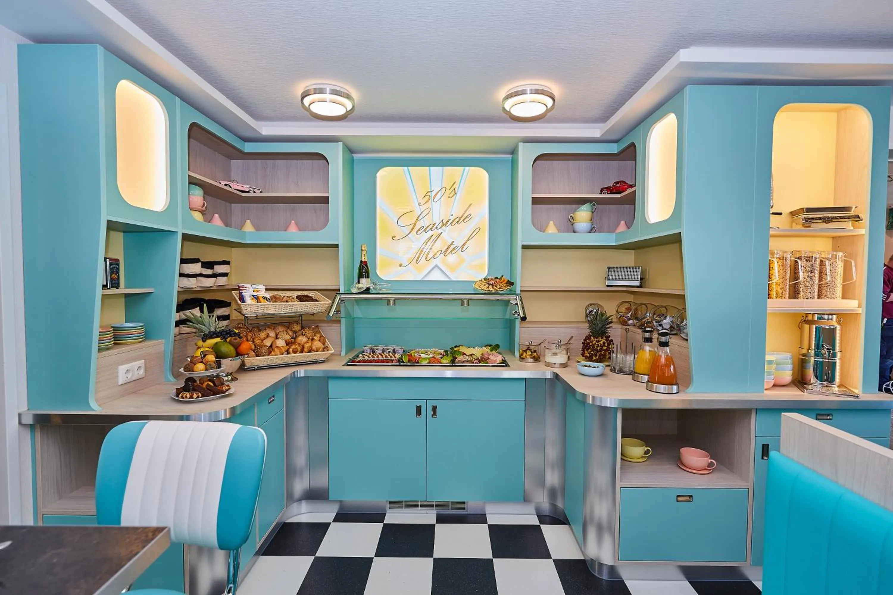 Kitchen or kitchenette in Bernstein Hotel "50`s Seaside Motel"