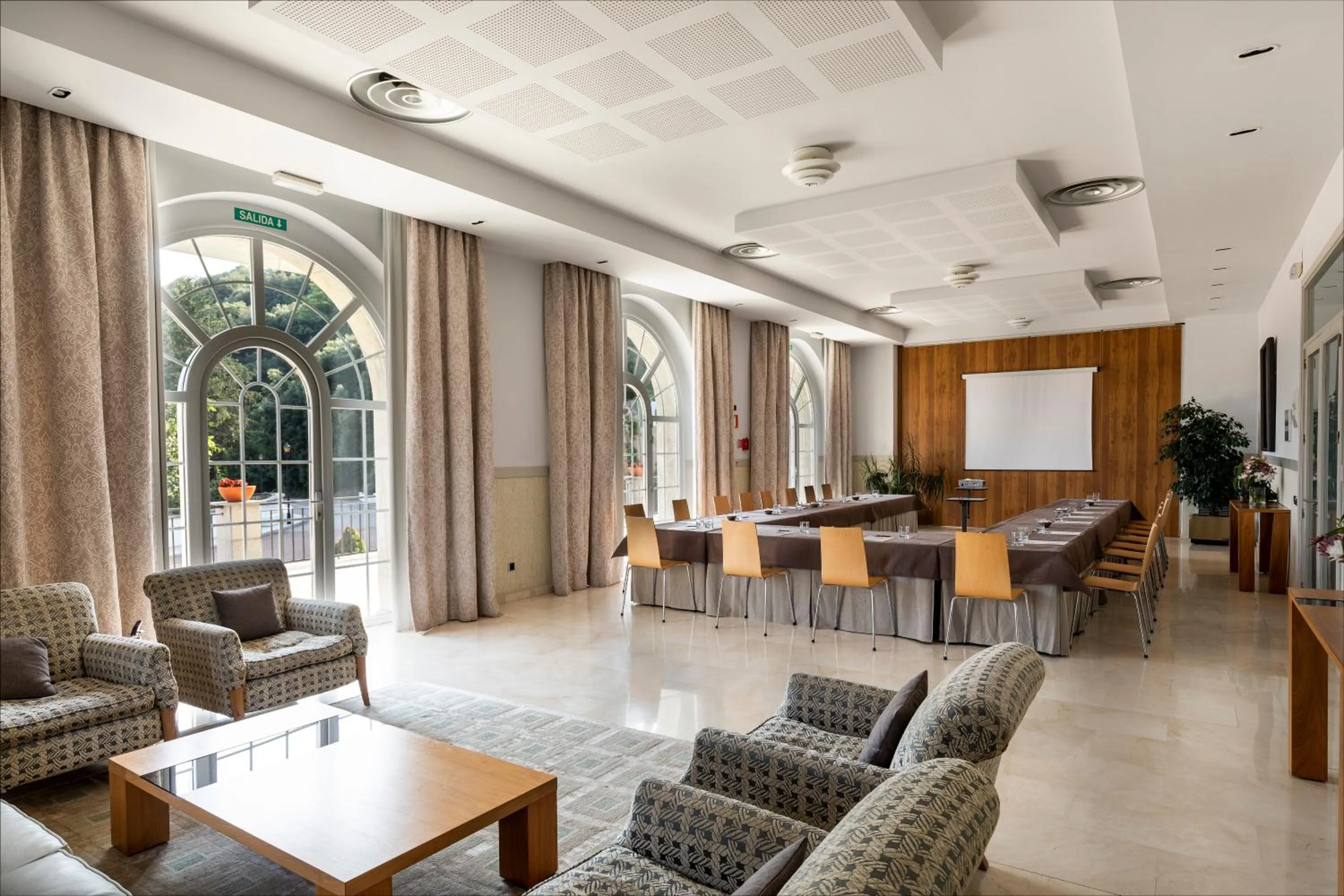 Business facilities in Parador de Vic-Sau