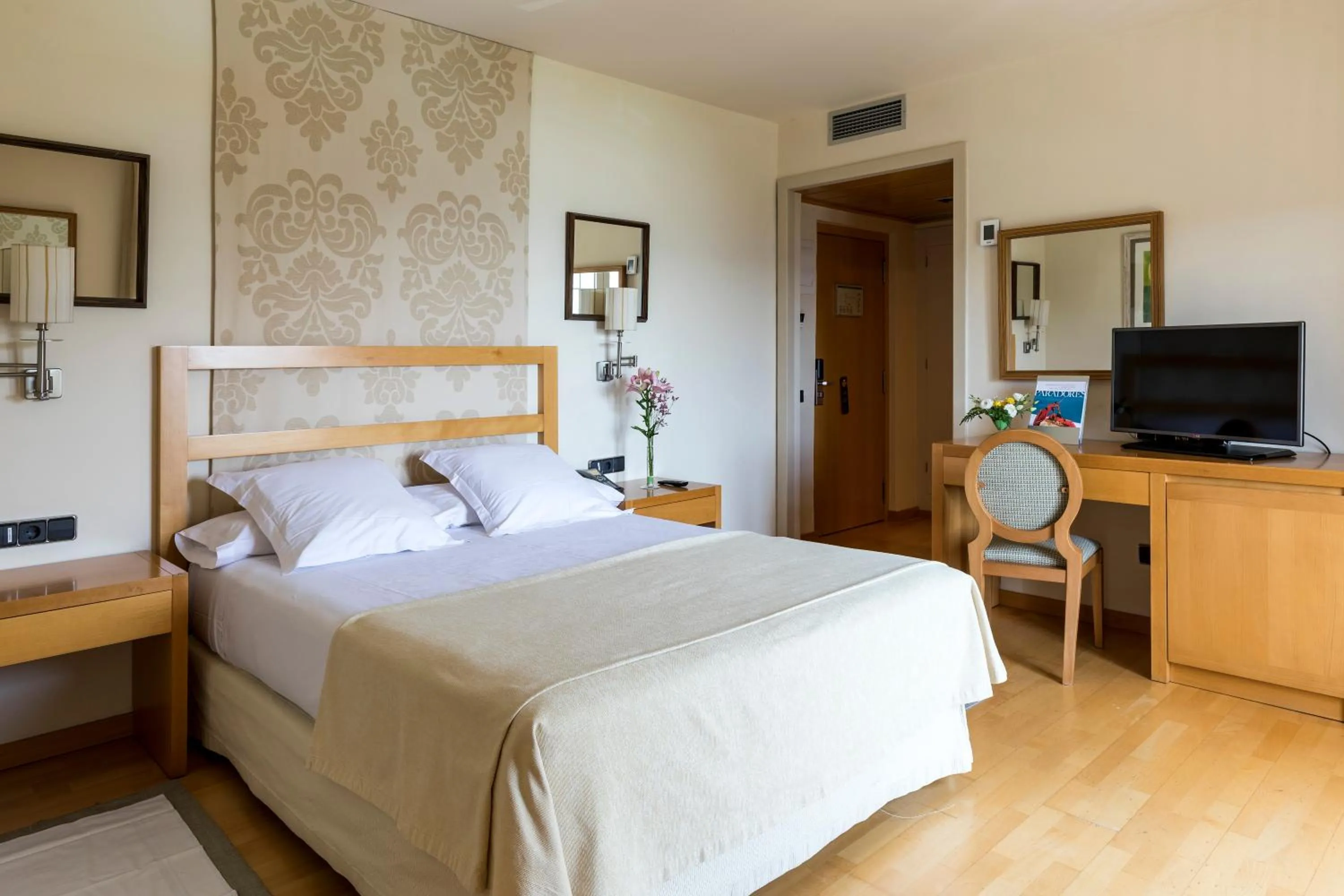 Bedroom, Bed in Parador de Vic-Sau