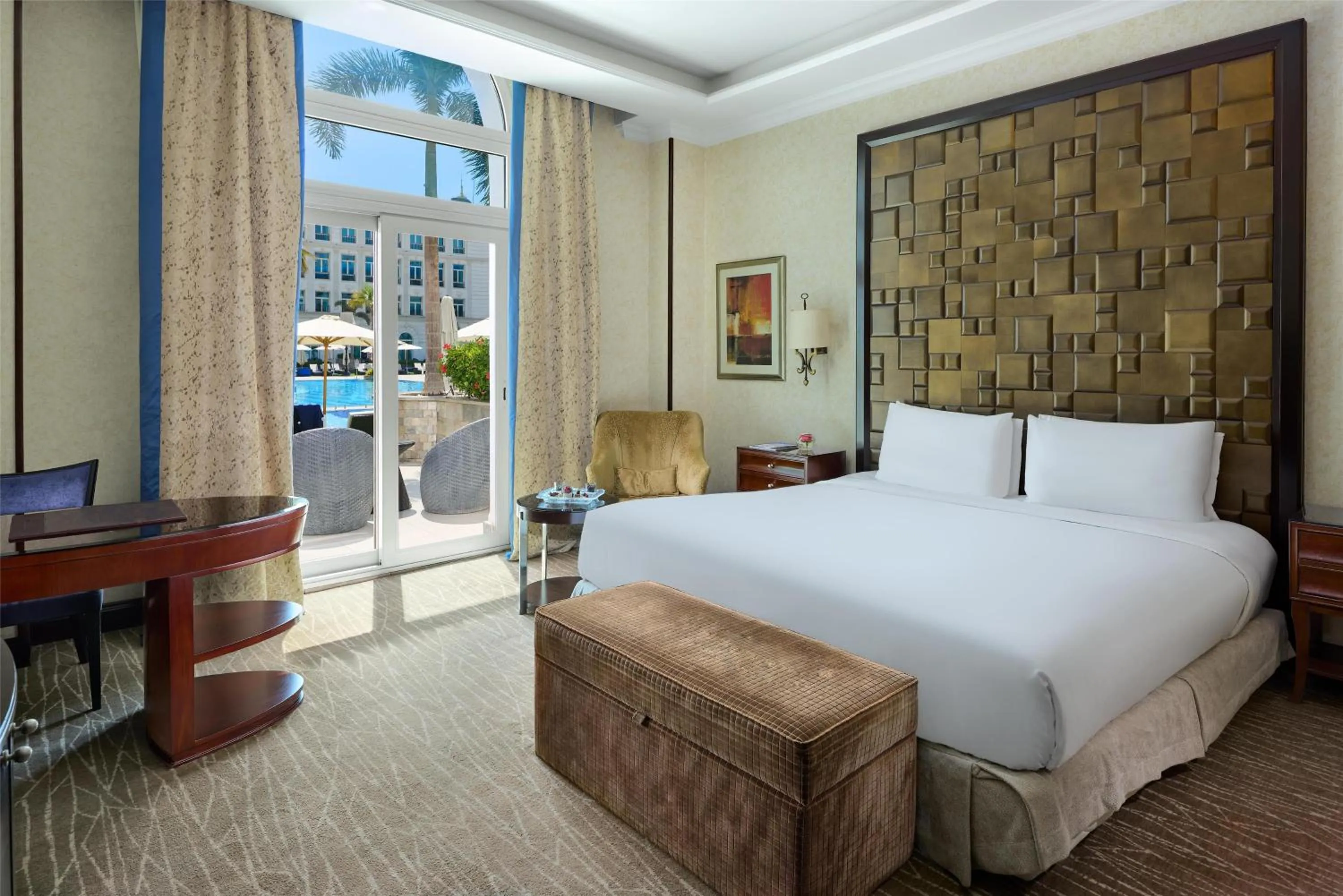 Bedroom, Bed in Royal Maxim Palace Kempinski Cairo