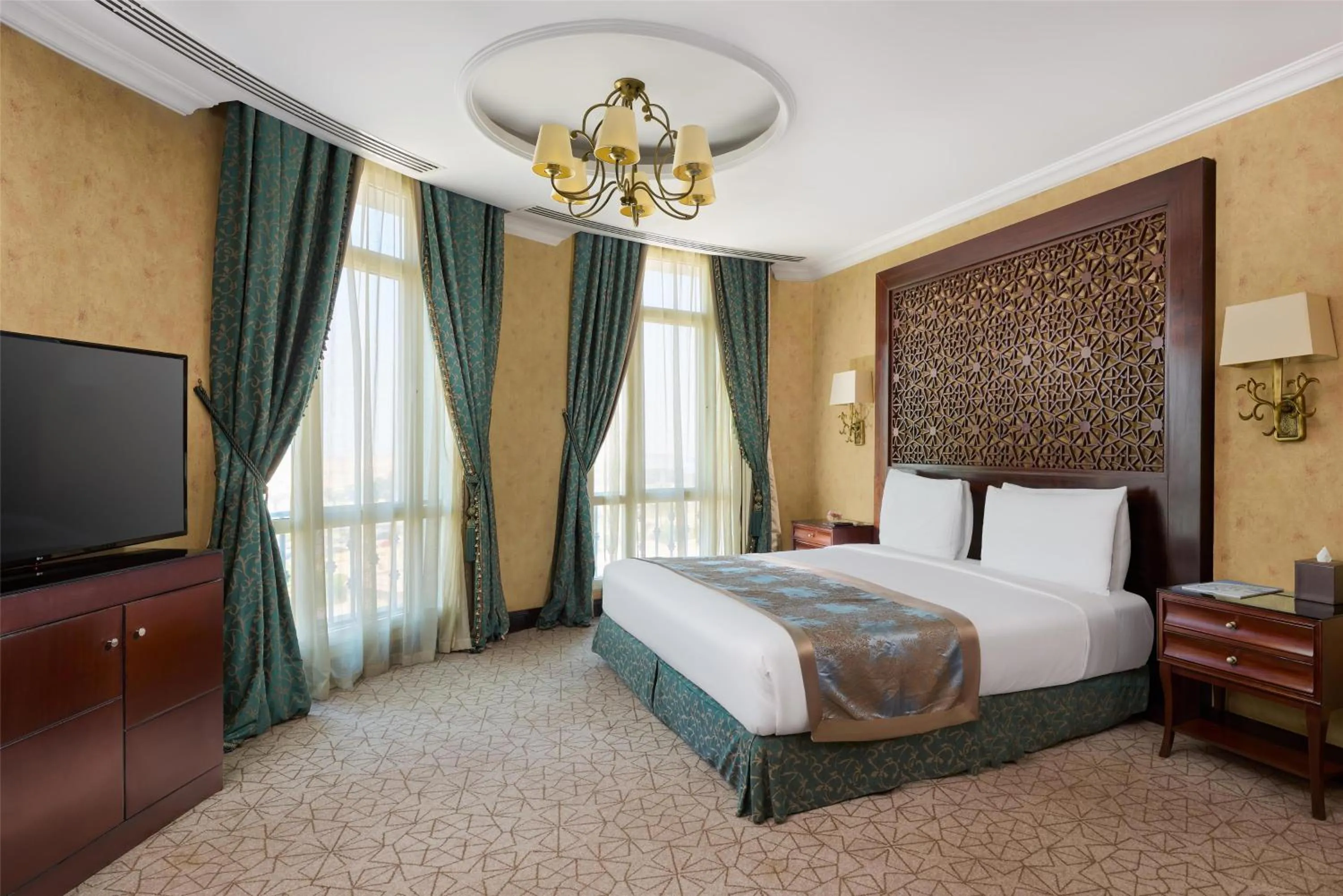 Photo of the whole room, Bed in Royal Maxim Palace Kempinski Cairo