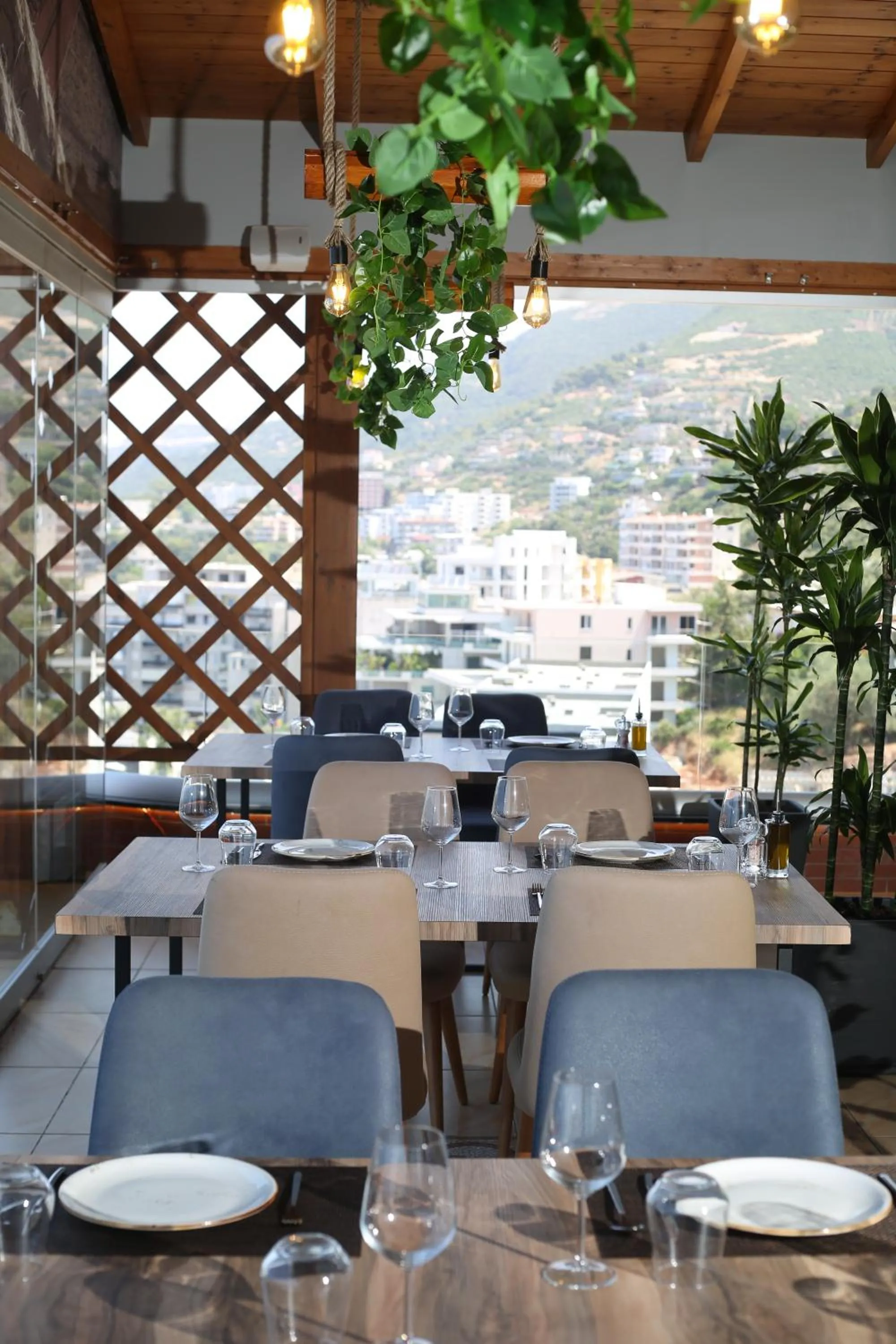 Restaurant/places to eat in Aliko Hotel