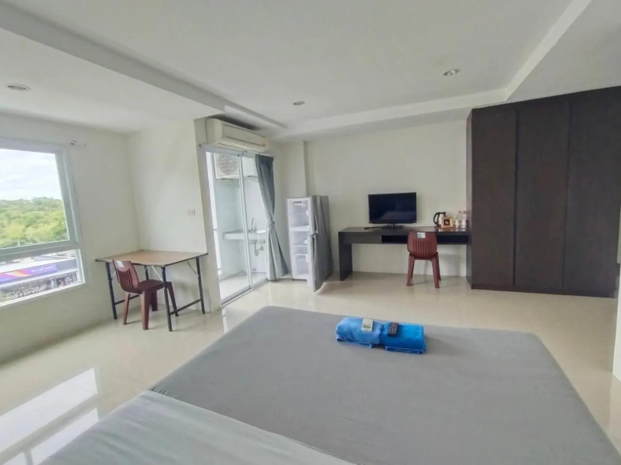 Photo of the whole room, Bed in The Precious