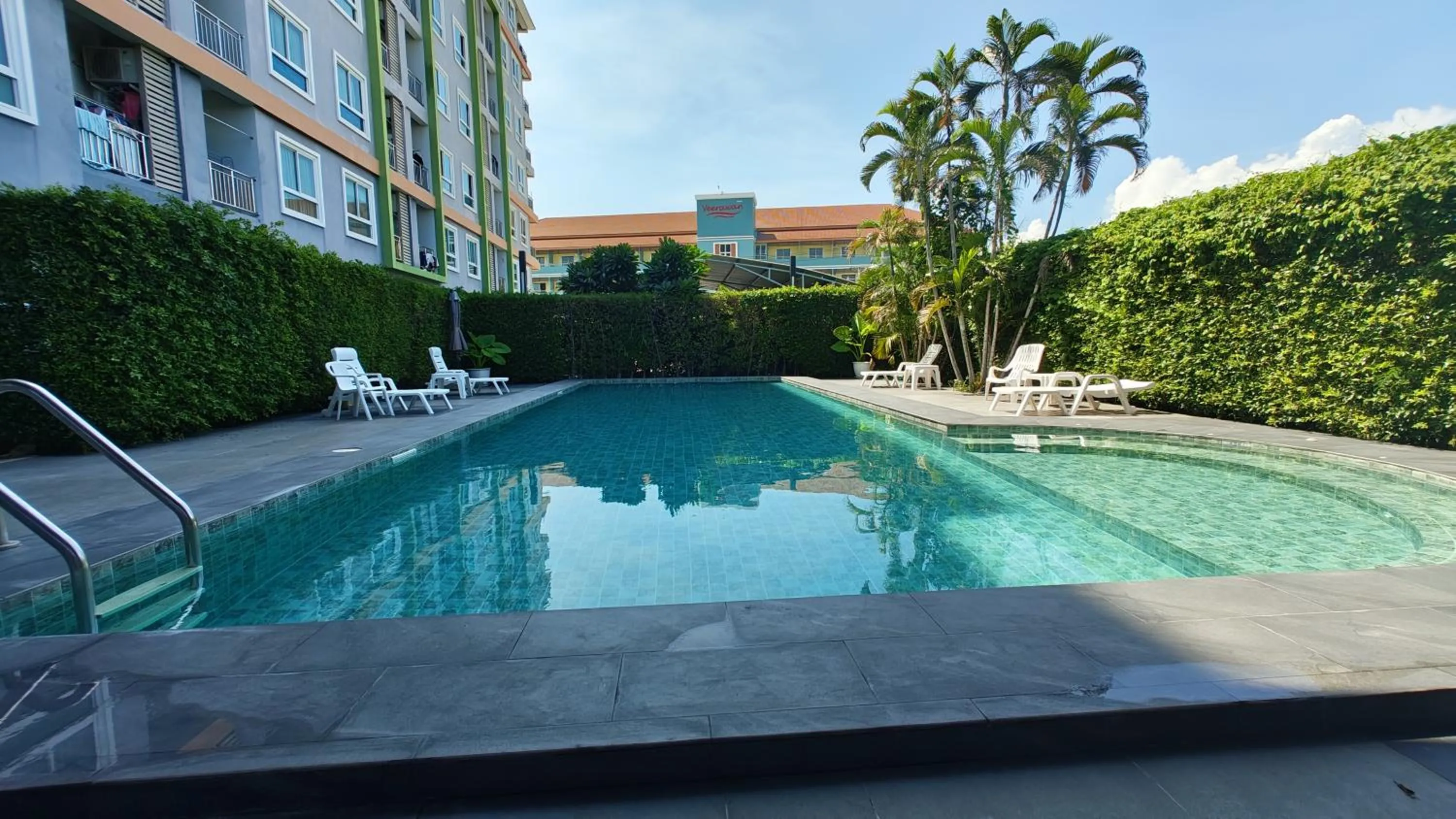 Swimming pool in The Precious