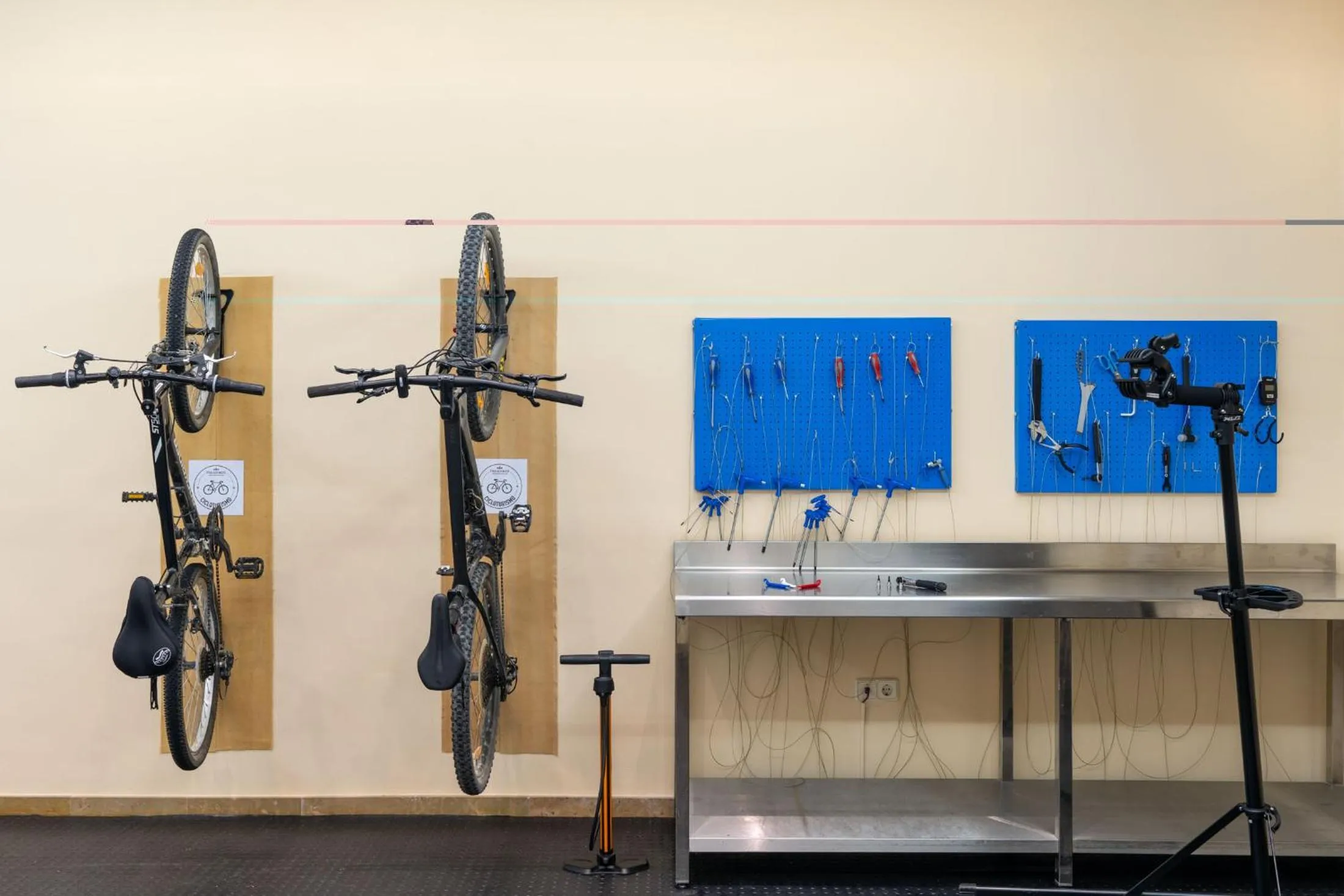 Cycling in Parador de Sos del Rey Católico