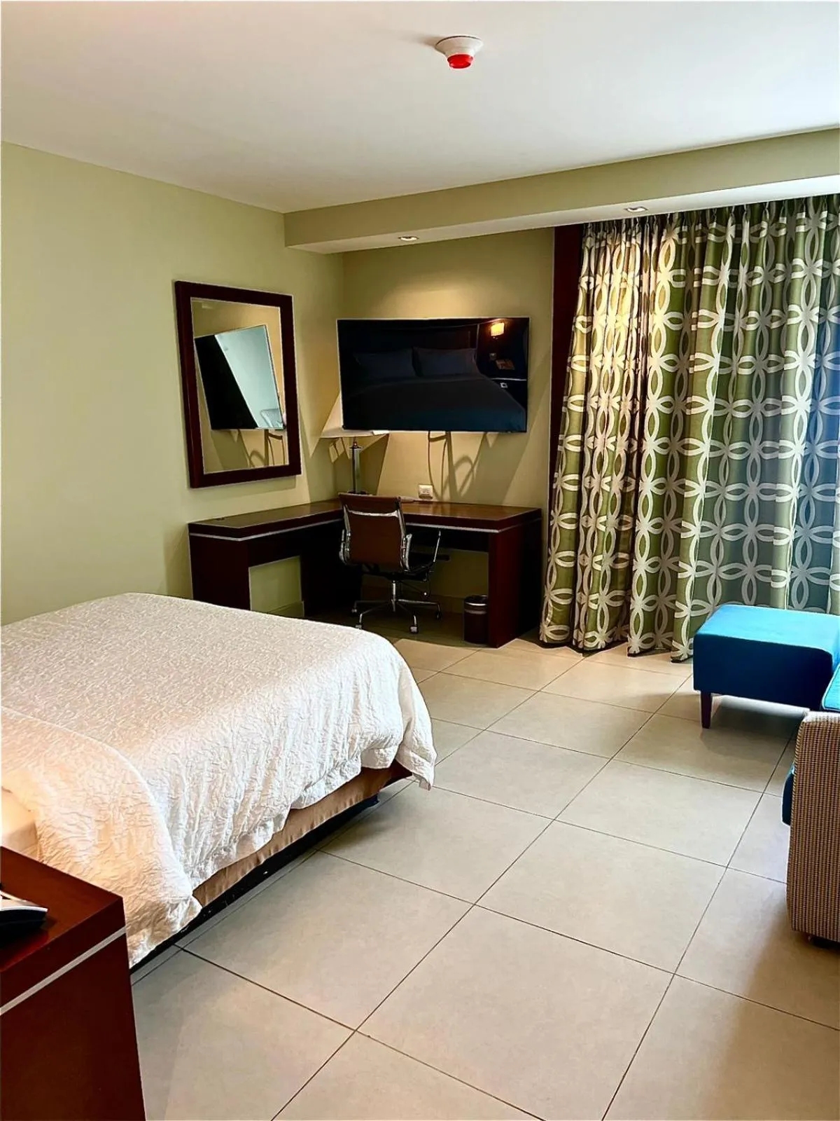 Property building, Bed in Hampton Inn by Hilton Villahermosa