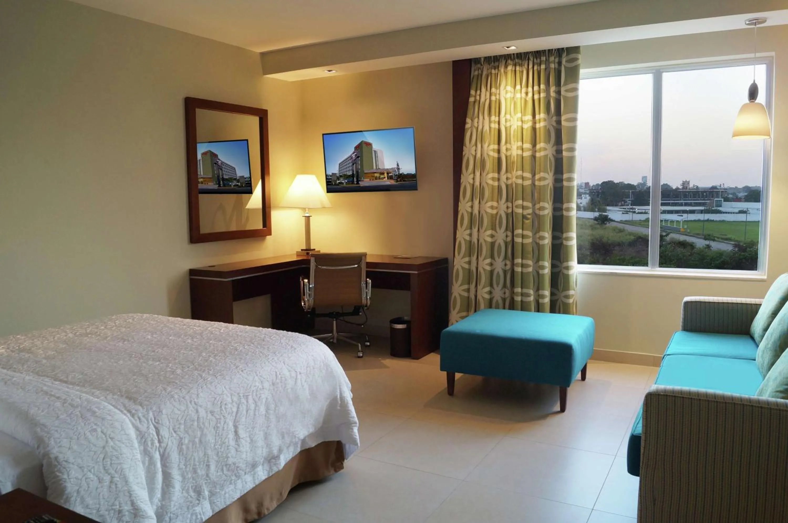 Bedroom, Bed in Hampton Inn by Hilton Villahermosa
