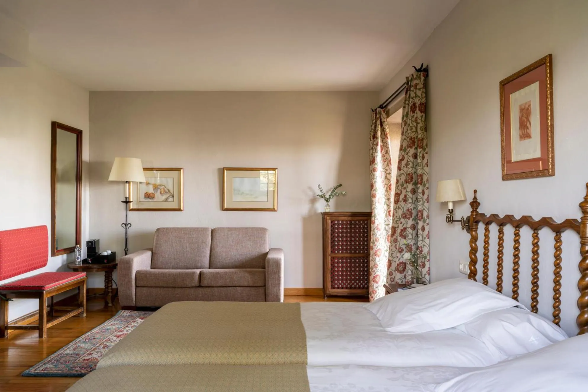 Photo of the whole room, Bed in Parador de Verín