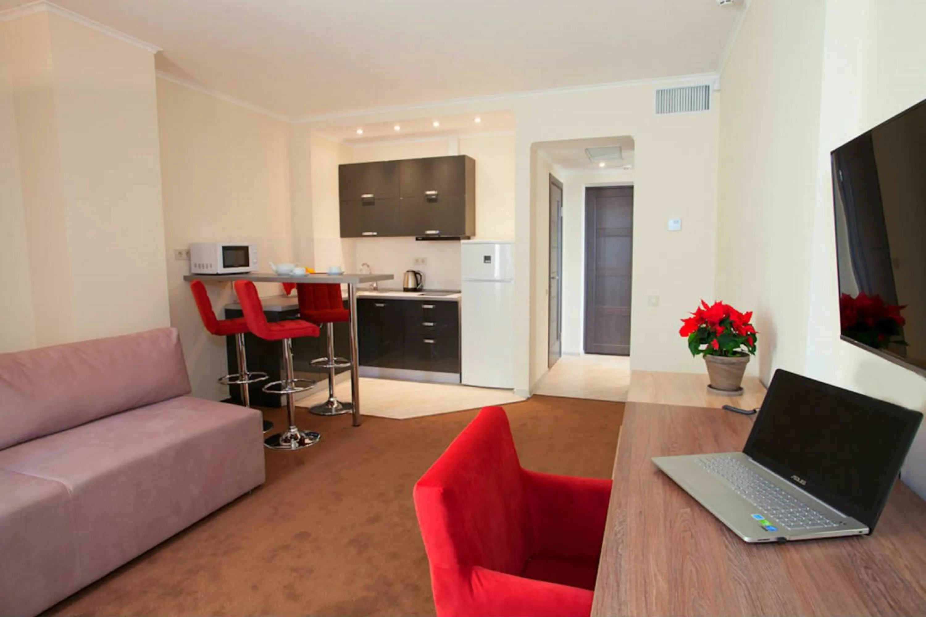 Communal lounge/ TV room in Twin Apart Hotel