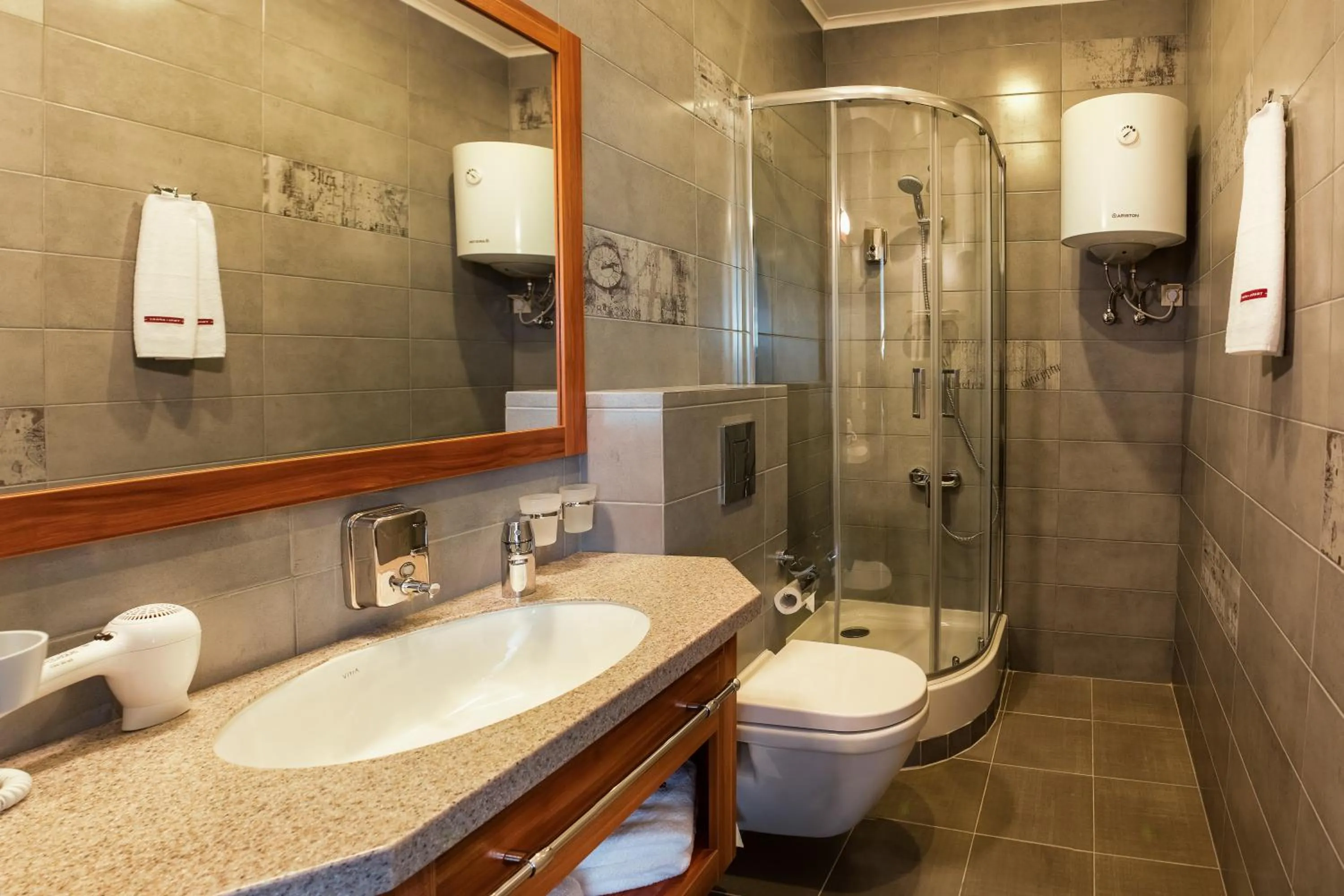 Shower in Twin Apart Hotel