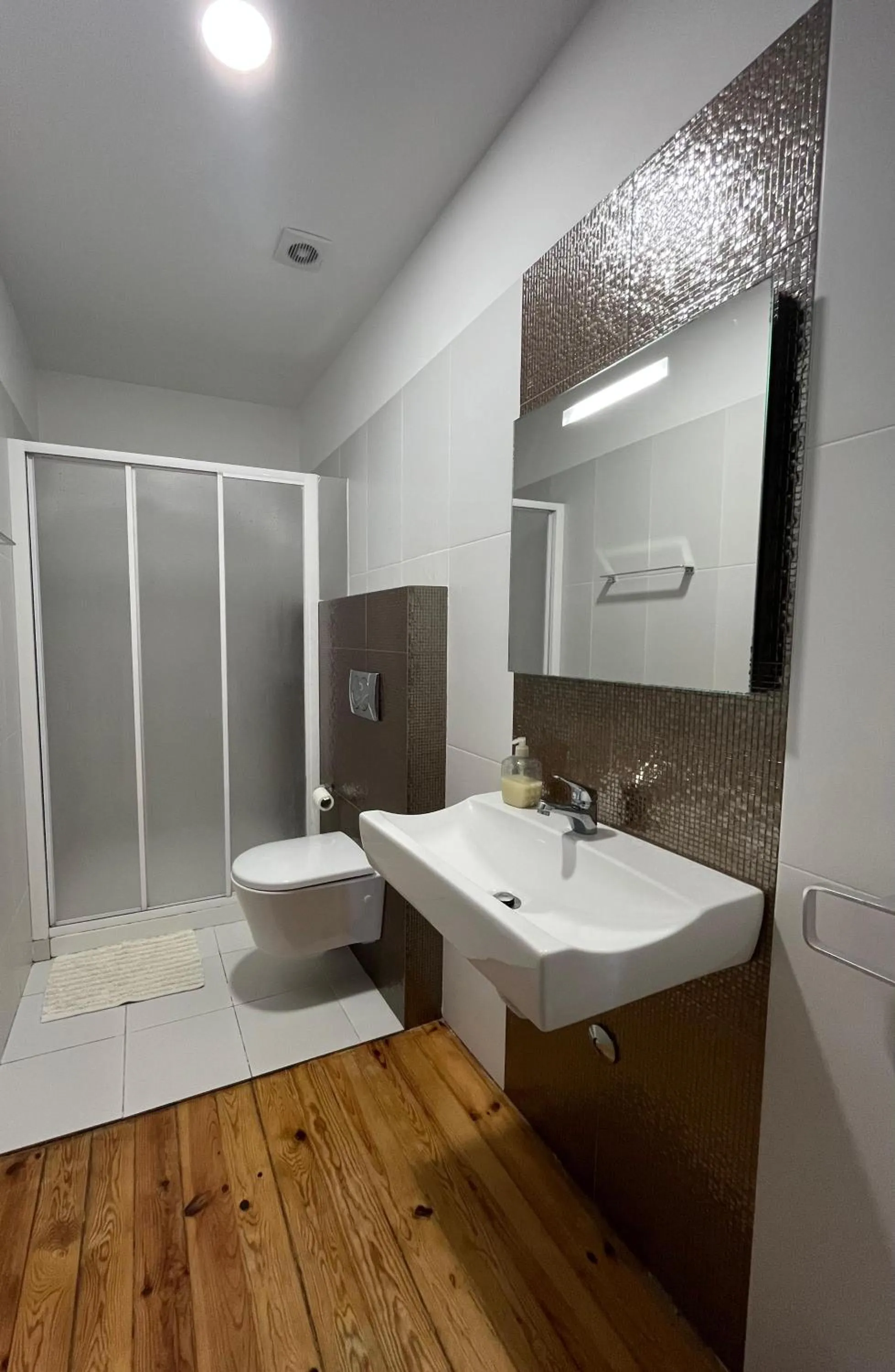 Shower in Hostel Rossio Alcobaça