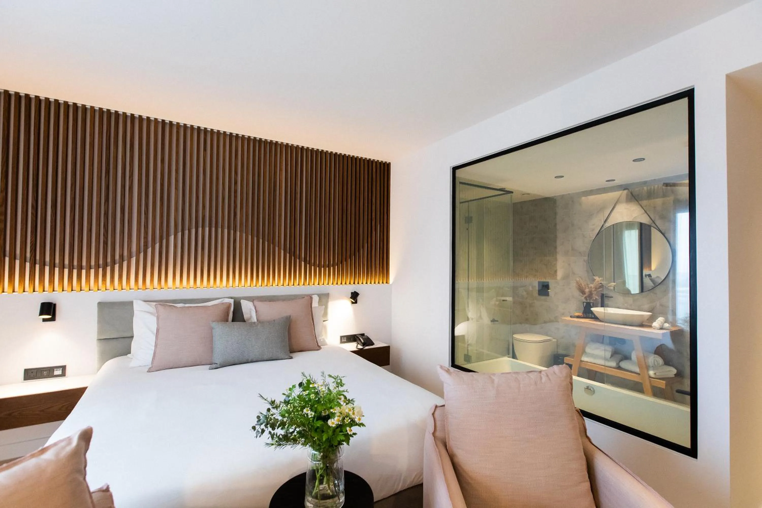 Shower, Bed in Old Port Hotel