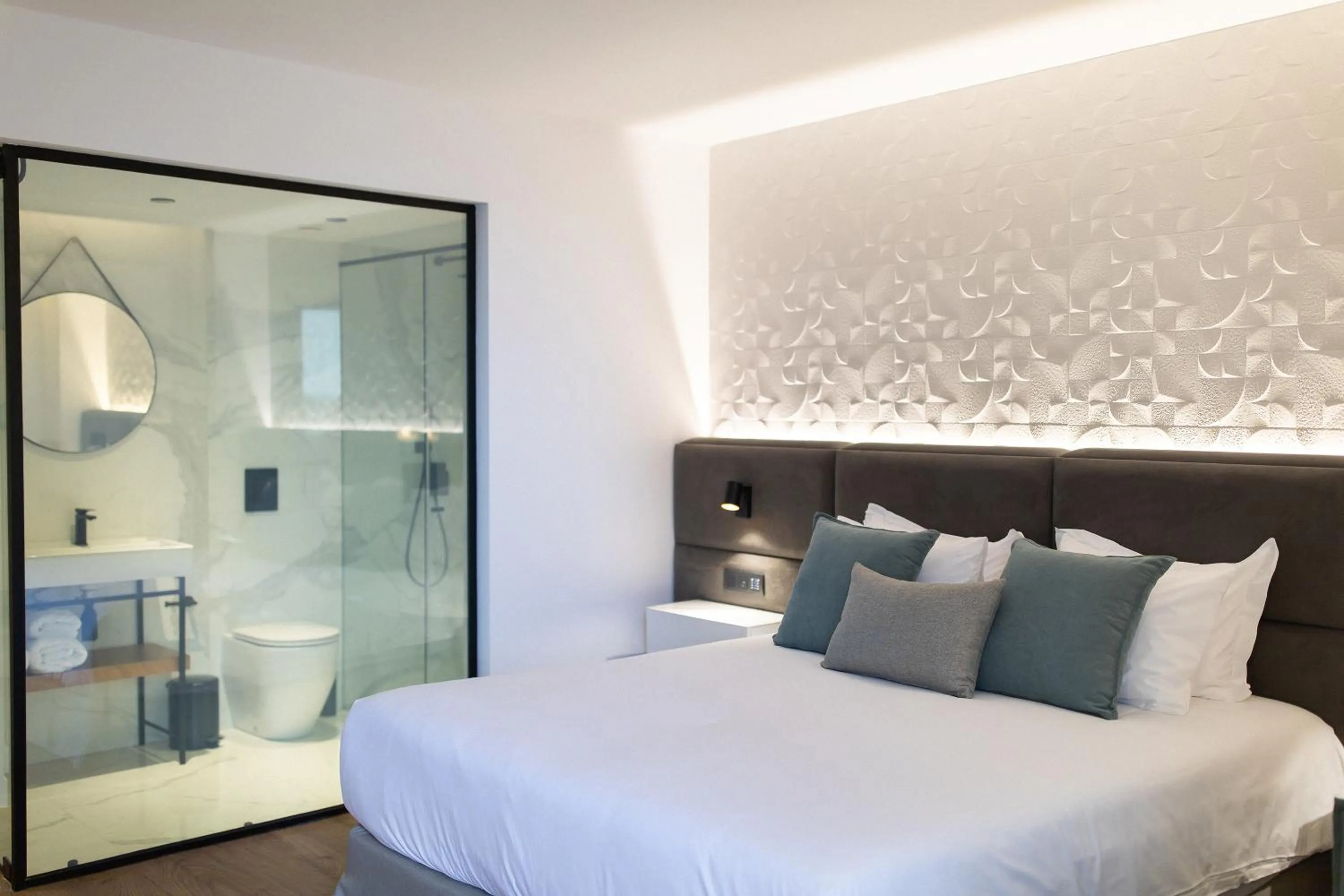 Shower, Bed in Old Port Hotel