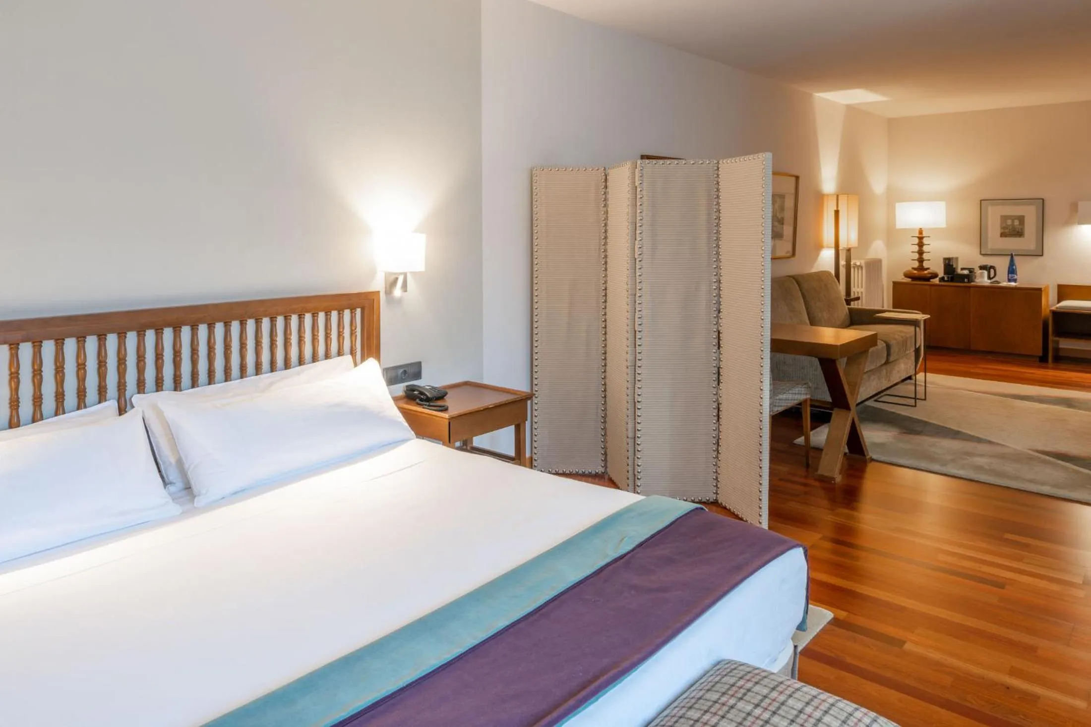 Photo of the whole room, Bed in Parador de Villafranca del Bierzo