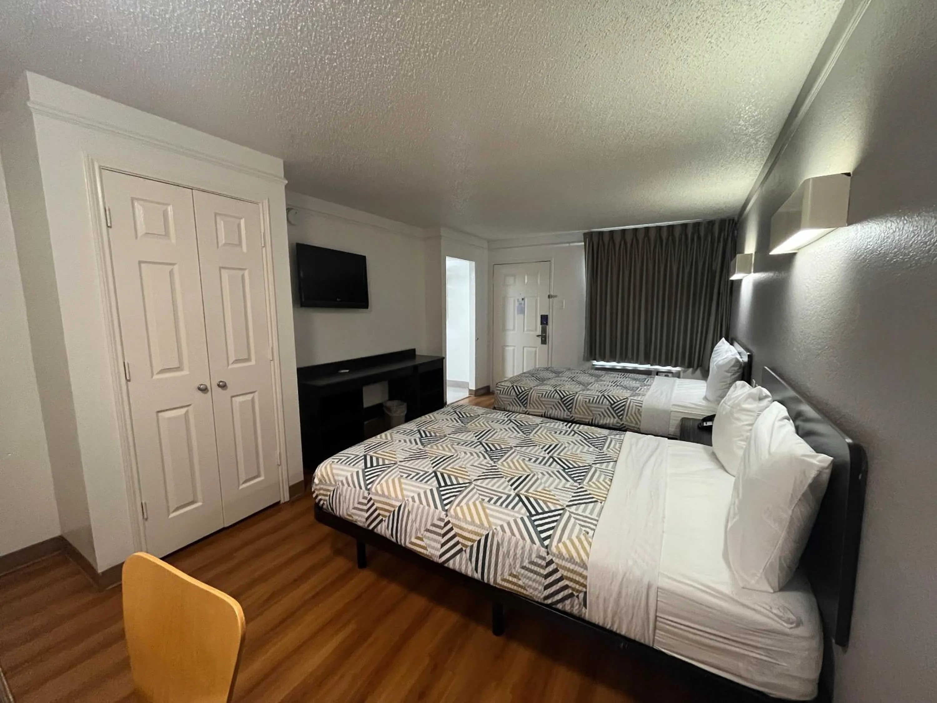 Bed in Studio 6 Suites Euless, TX – DFW West