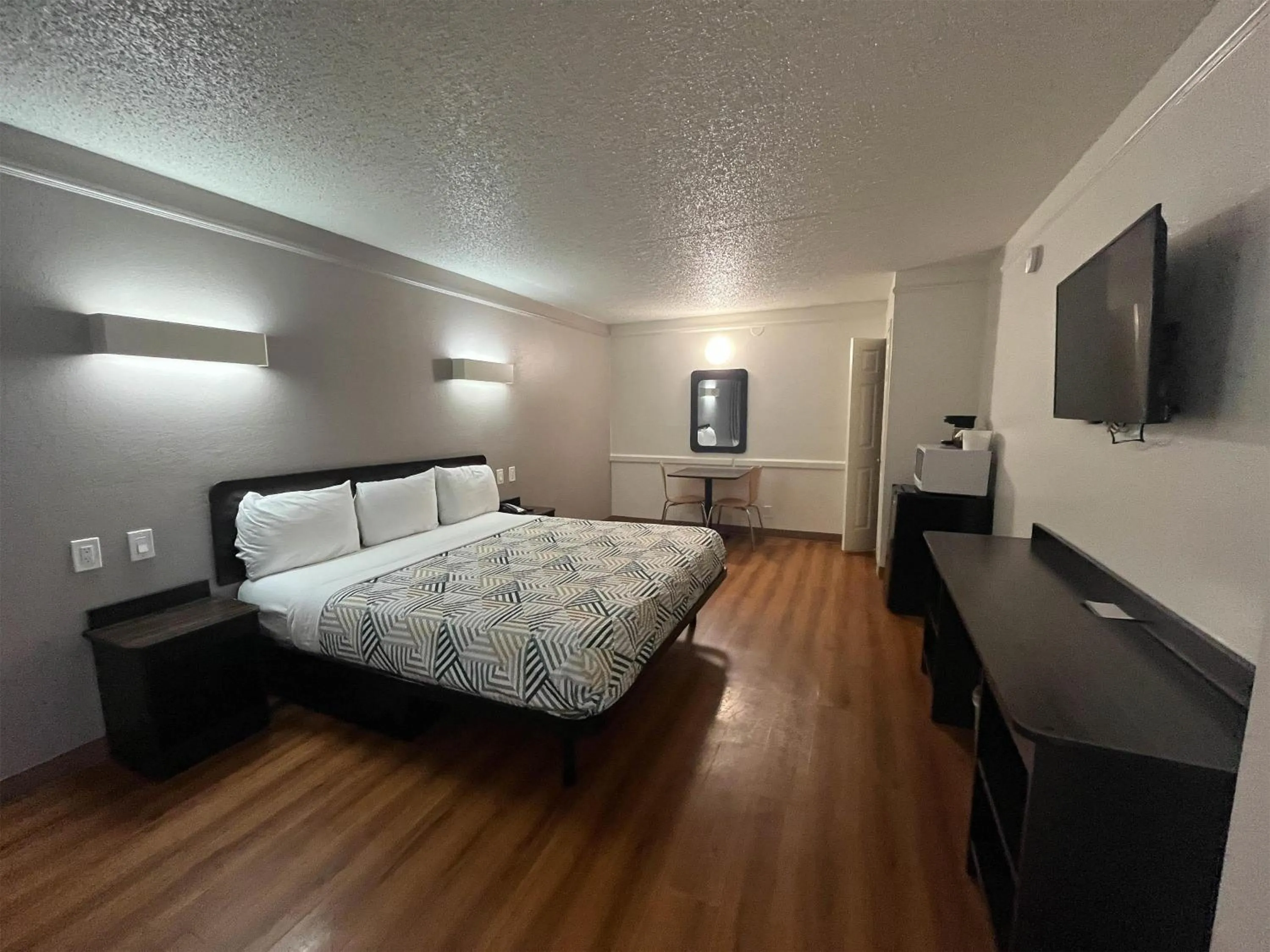 Photo of the whole room, Bed in Studio 6 Suites Euless, TX – DFW West