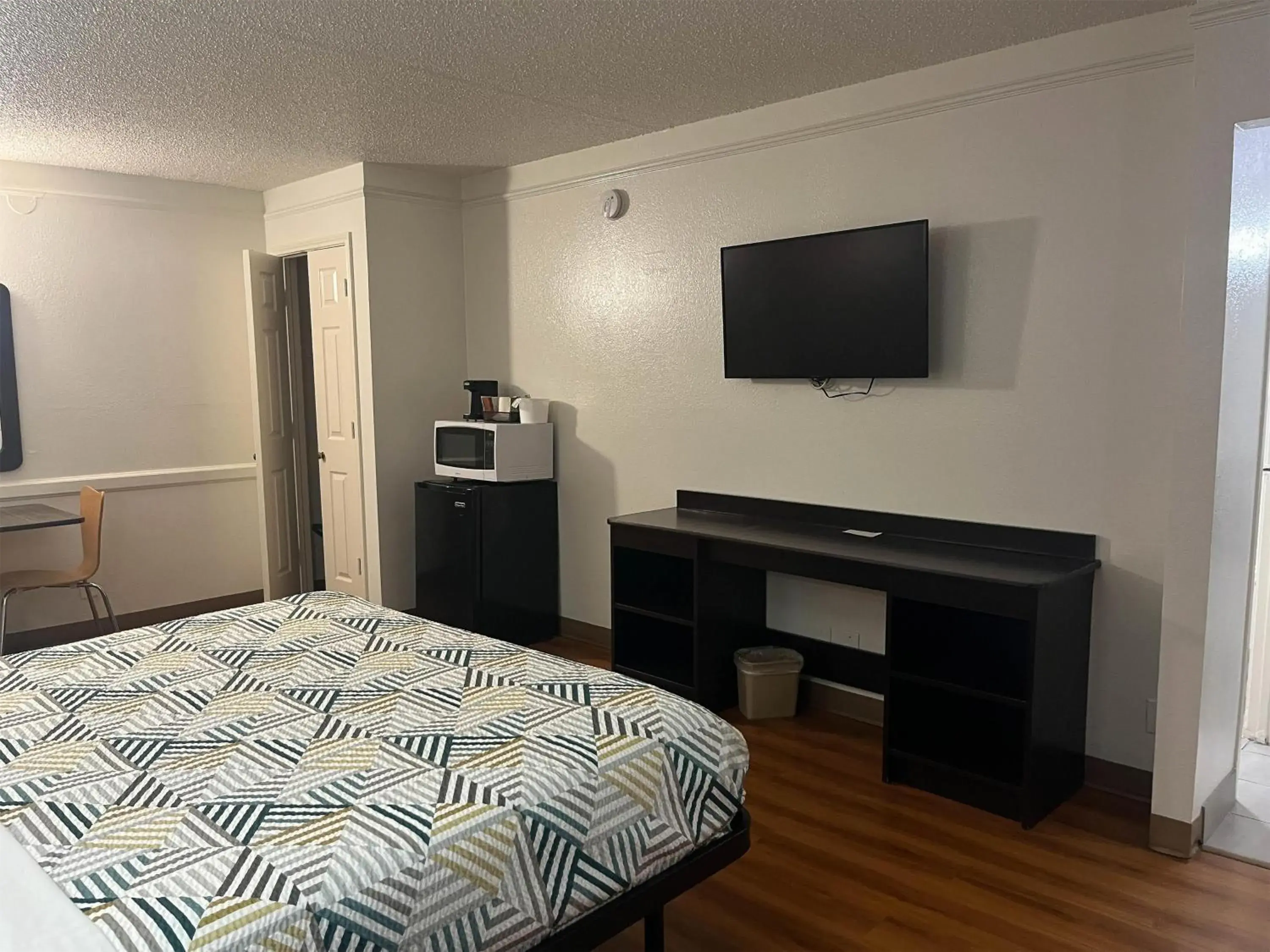 King Room - Disability Access - Non-Smoking in Studio 6 Suites Euless, TX – DFW West King Room - Disability Access - Non-Smoking in Studio 6 Suites Euless, TX – DFW West