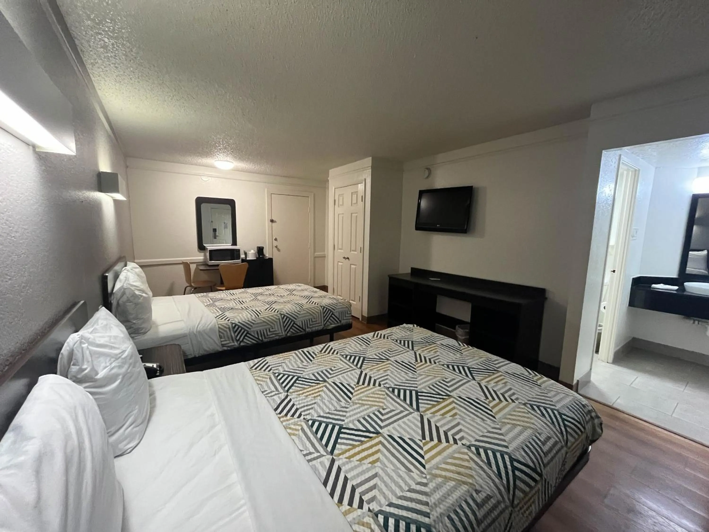 Bed in Studio 6 Suites Euless, TX – DFW West