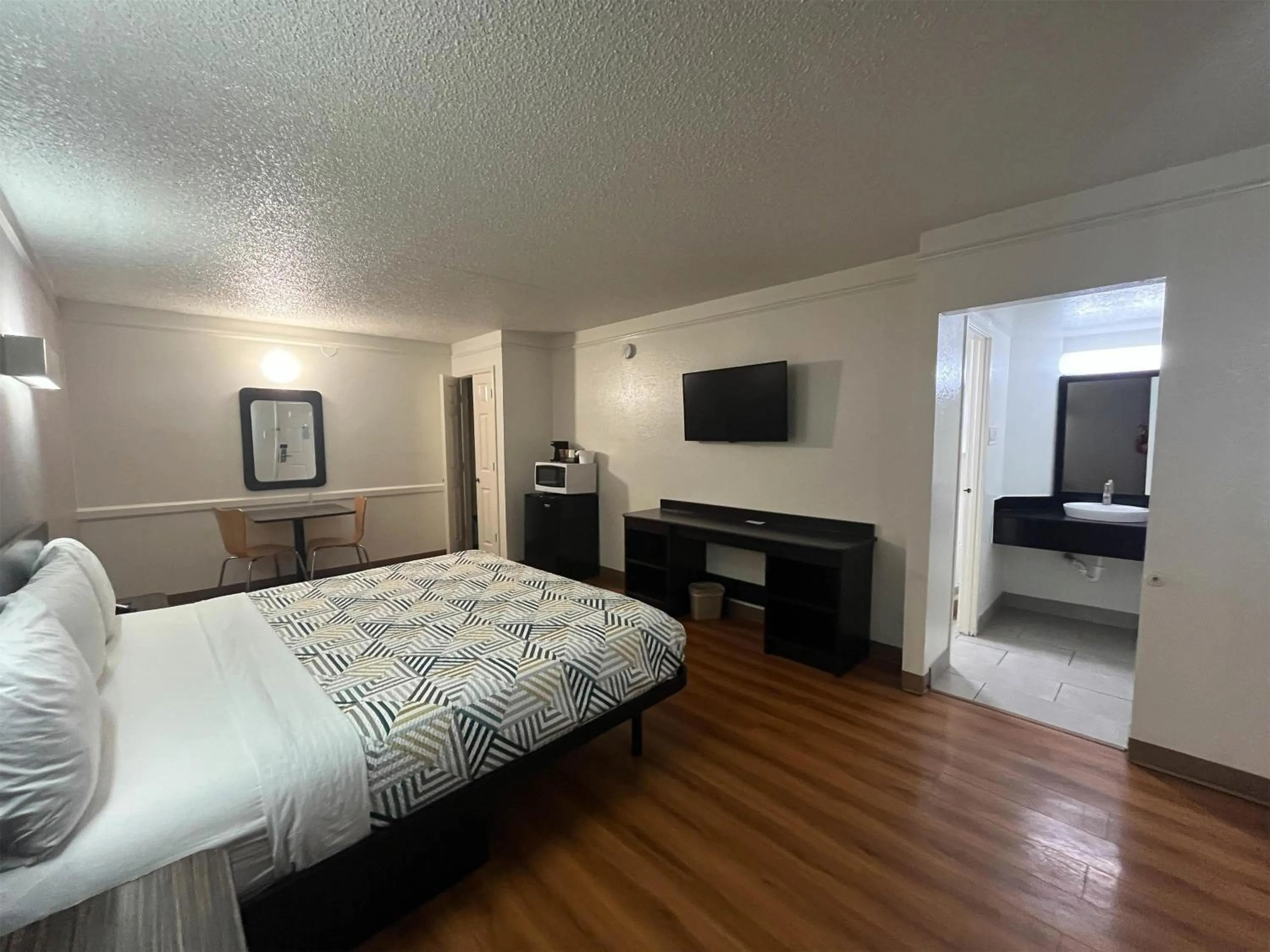 Photo of the whole room, Bed in Studio 6 Suites Euless, TX – DFW West