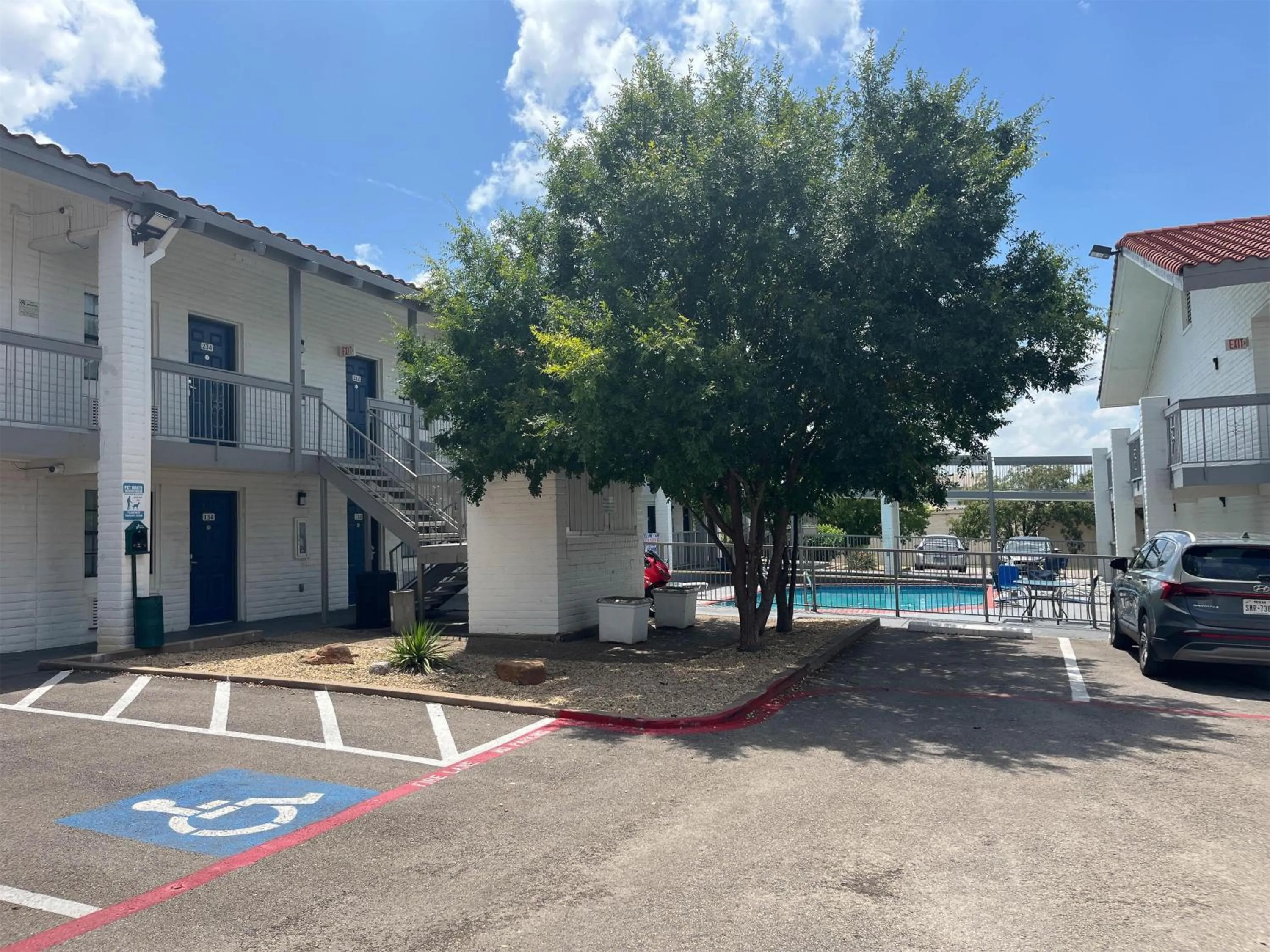 Property building in Studio 6 Suites Euless, TX – DFW West