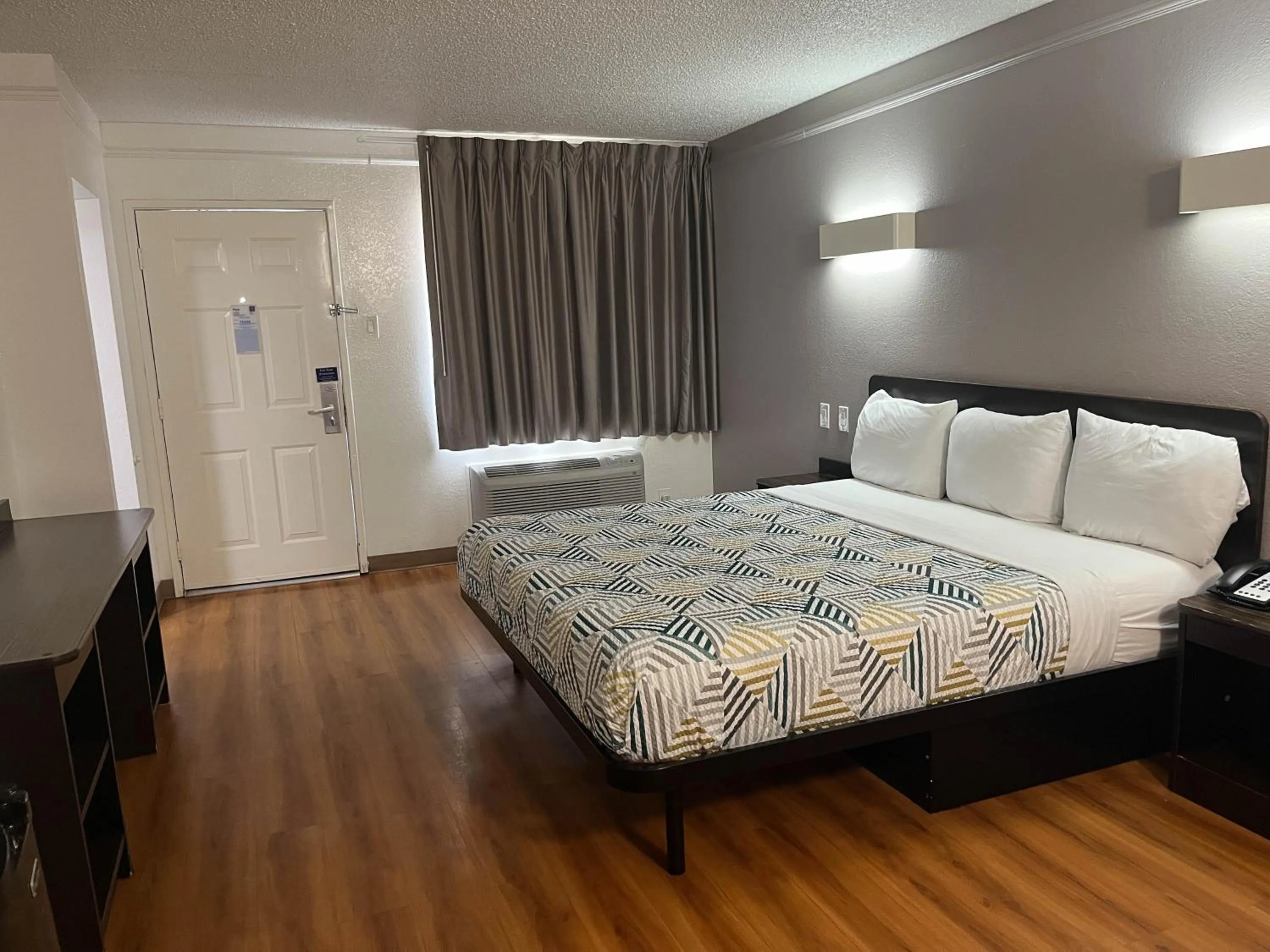 Bed in Studio 6 Suites Euless, TX – DFW West