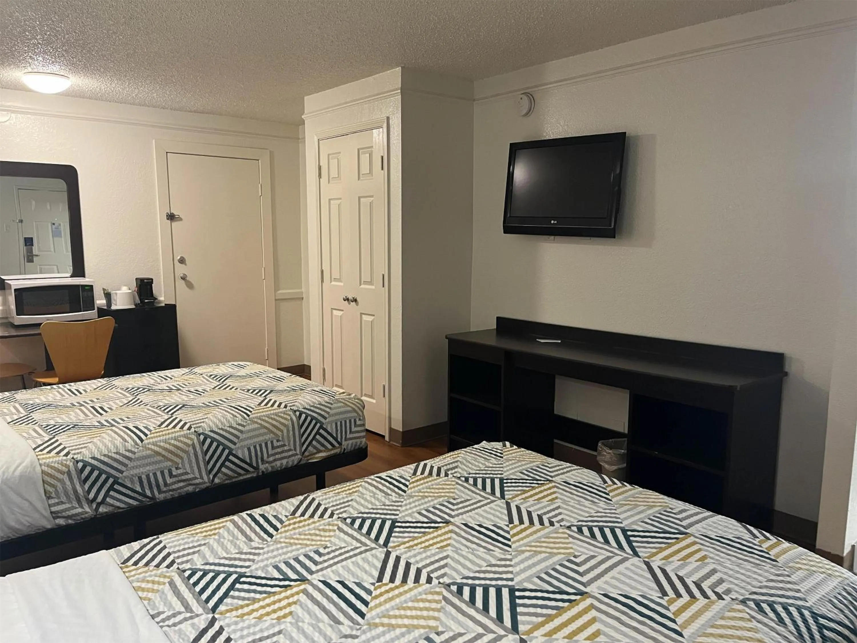 Photo of the whole room, Bed in Studio 6 Suites Euless, TX – DFW West