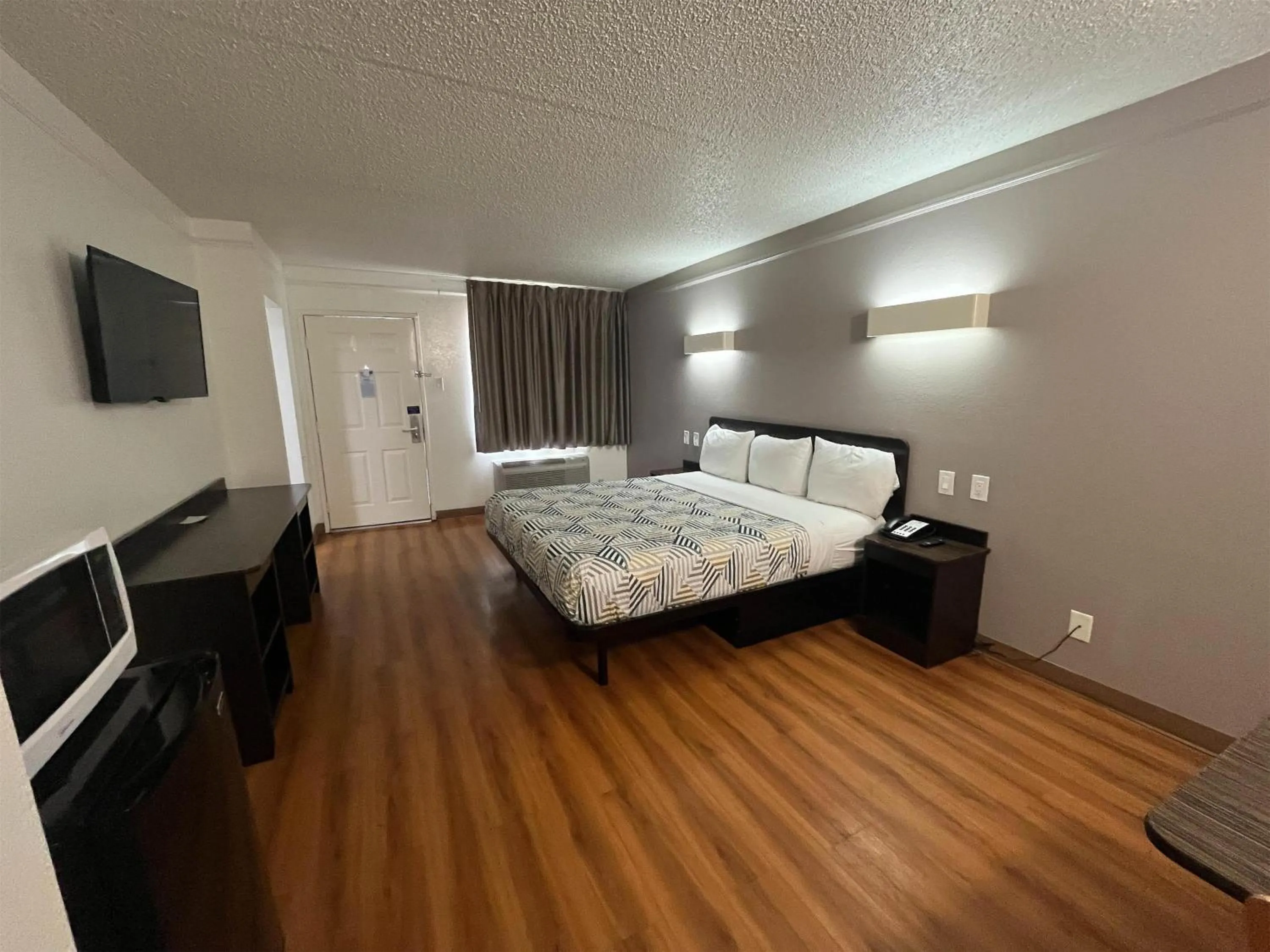 Photo of the whole room, Bed in Studio 6 Suites Euless, TX – DFW West