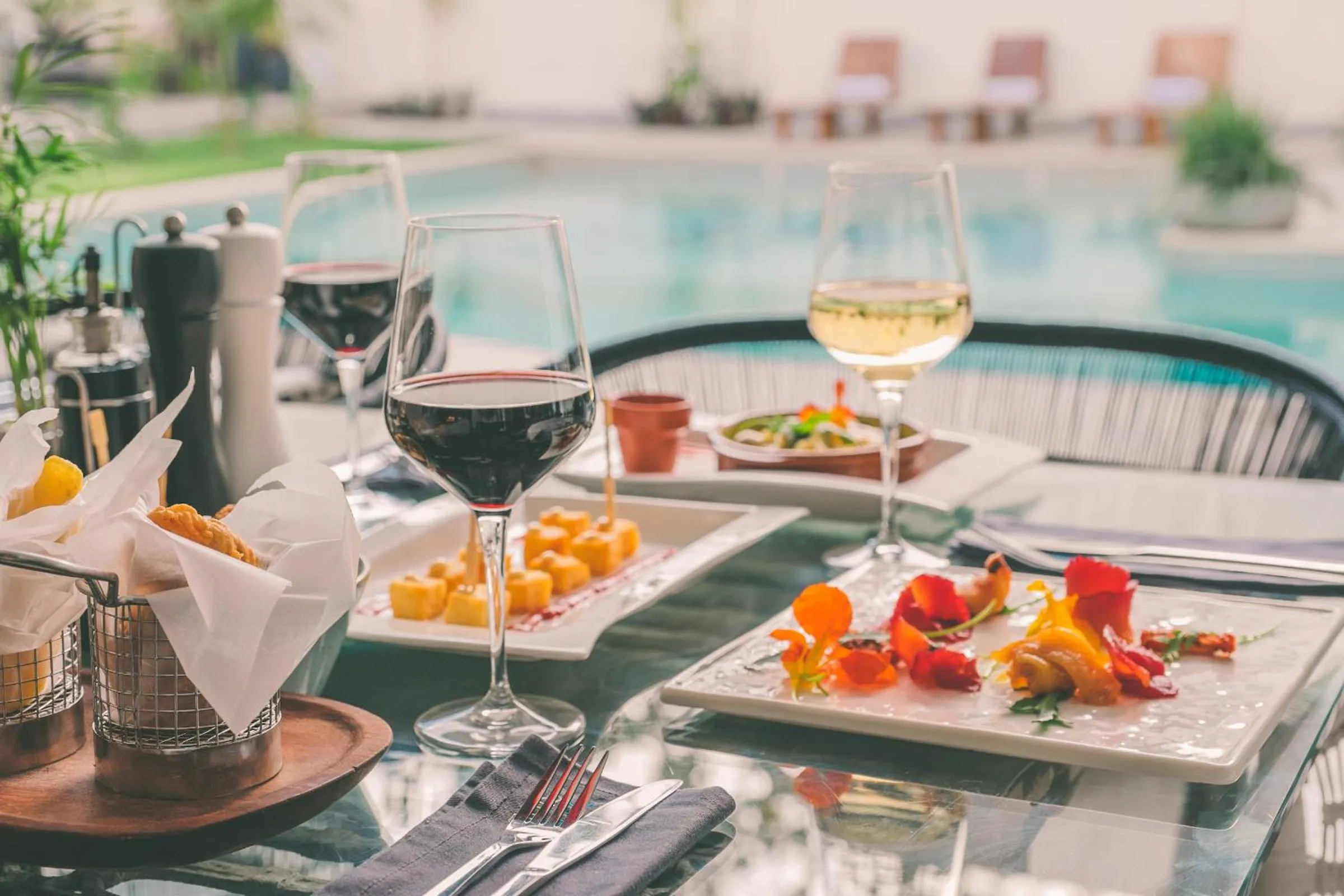 Food and drinks in Latitude 15 Degrees