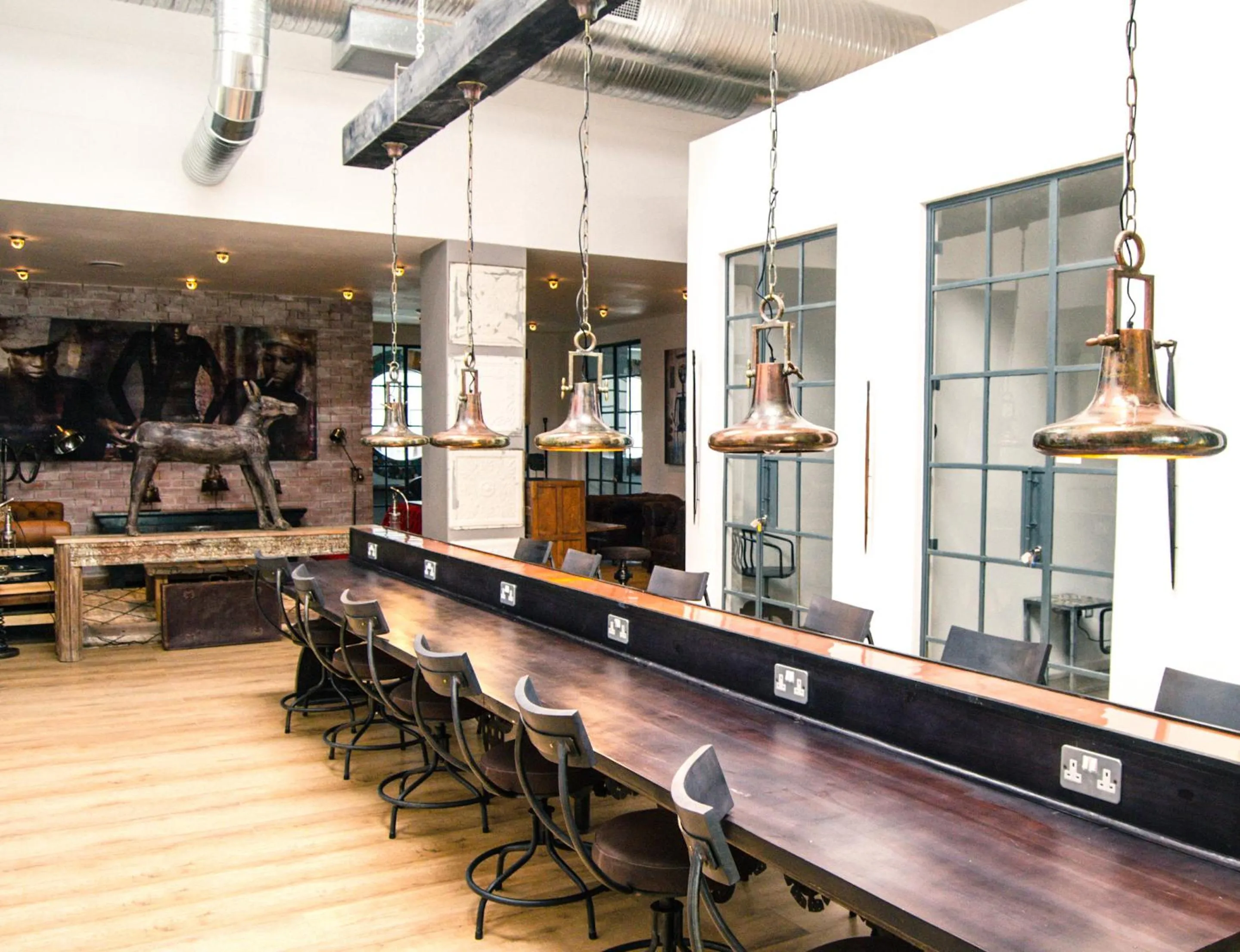 Business facilities in Latitude 15 Degrees