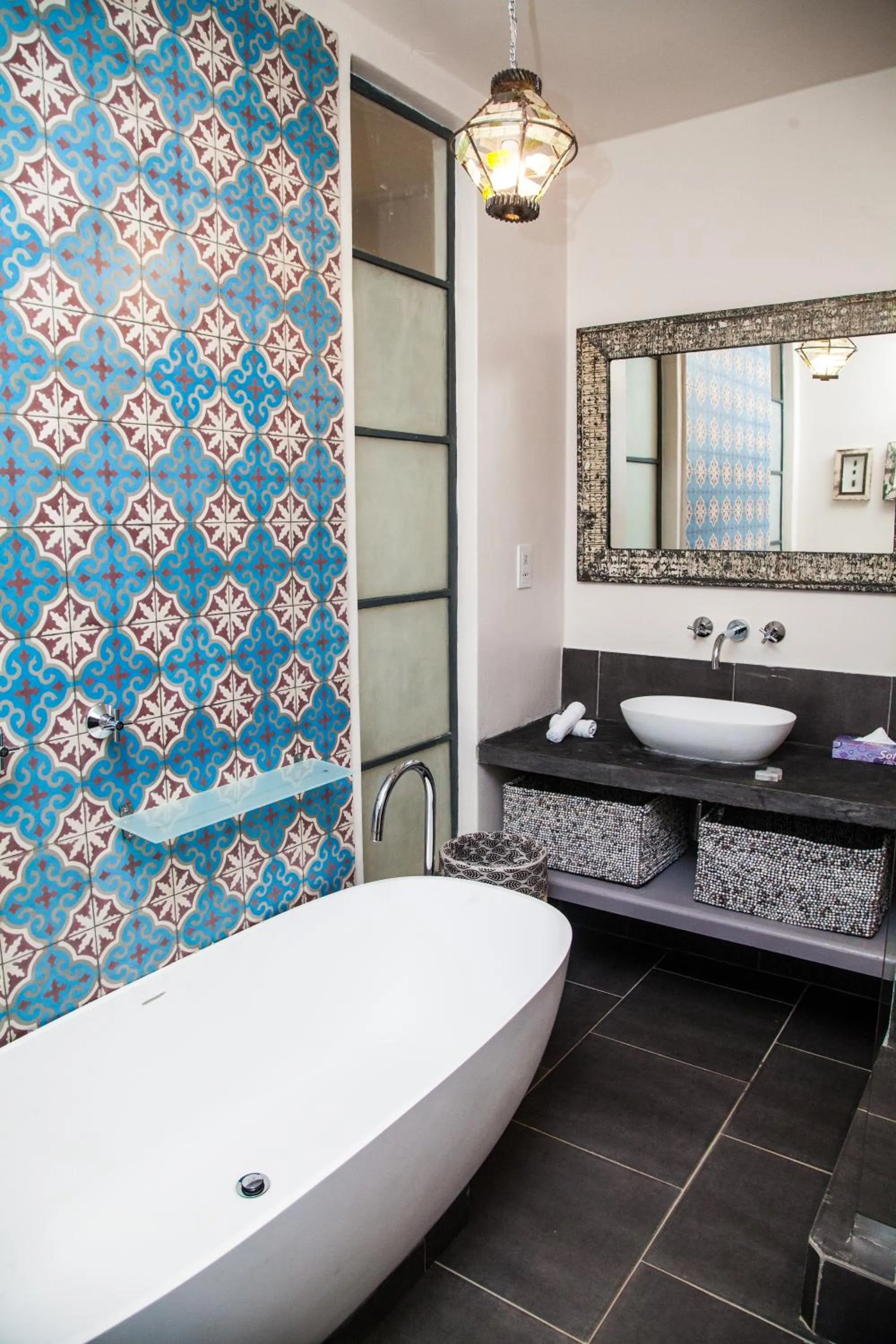 Bathroom, Bed in Latitude 15 Degrees