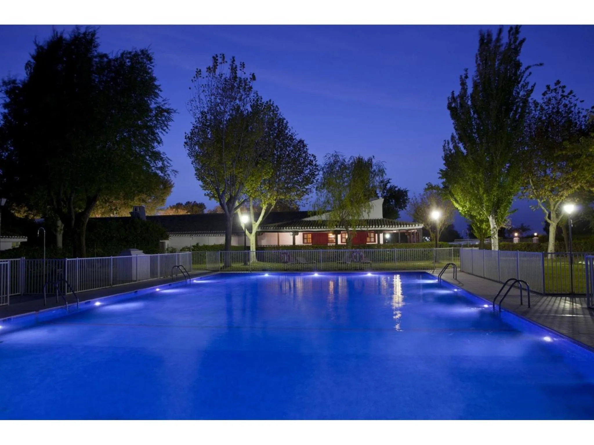 Swimming pool in Parador de Albacete
