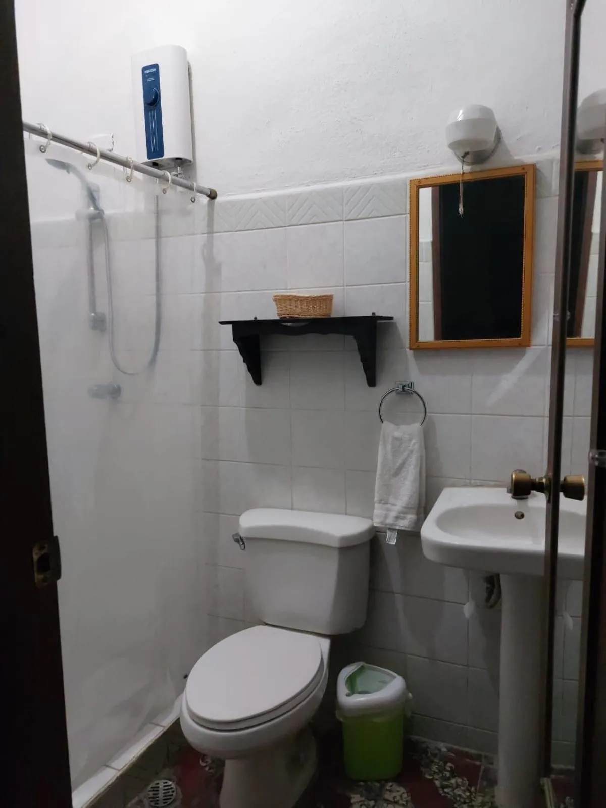 Bathroom in Hotel Los Balcones Leon